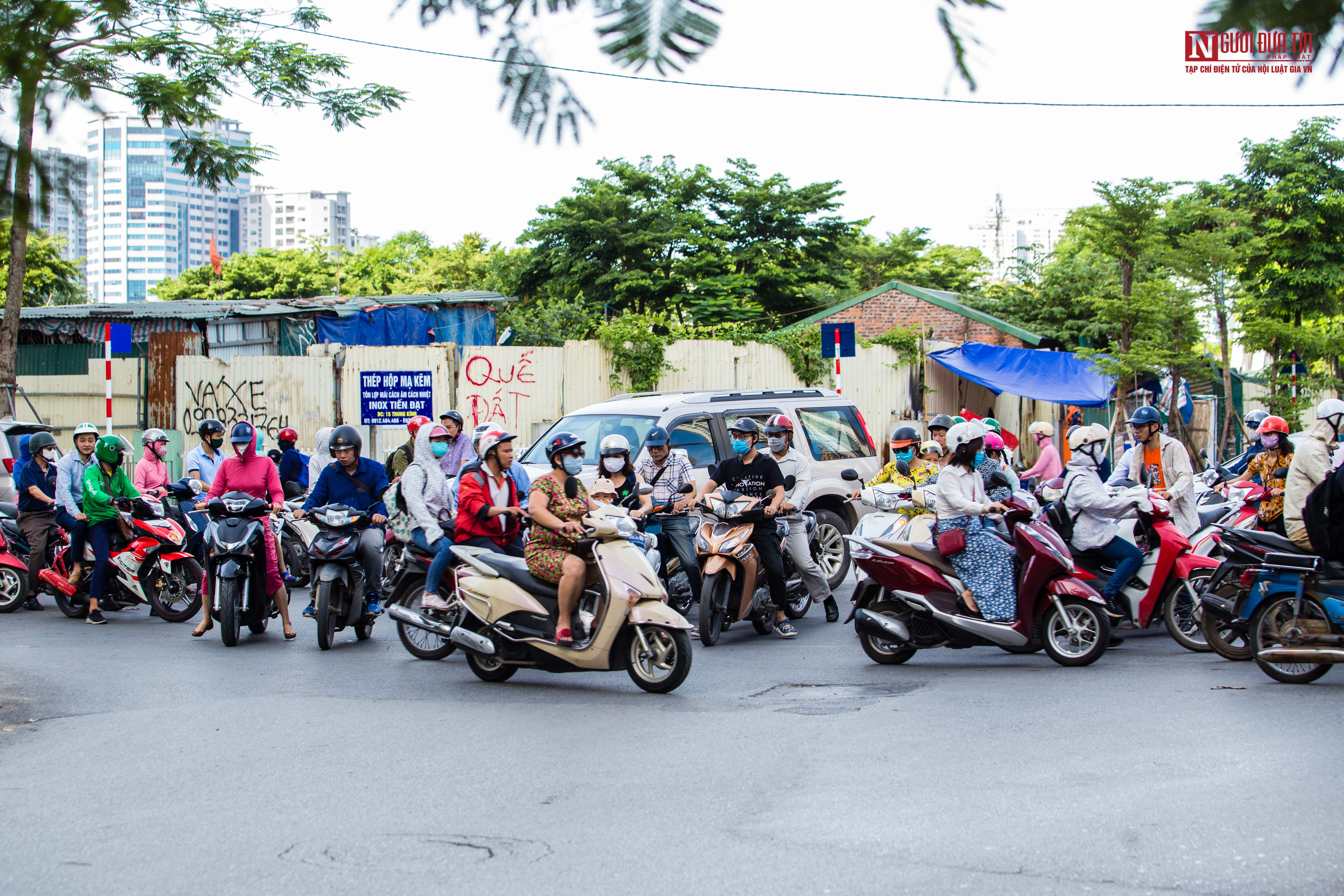 Tin nhanh - Hà Nội: Bất chấp biển cấm, người dân ngang nhiên vi phạm giao thông (Hình 6).