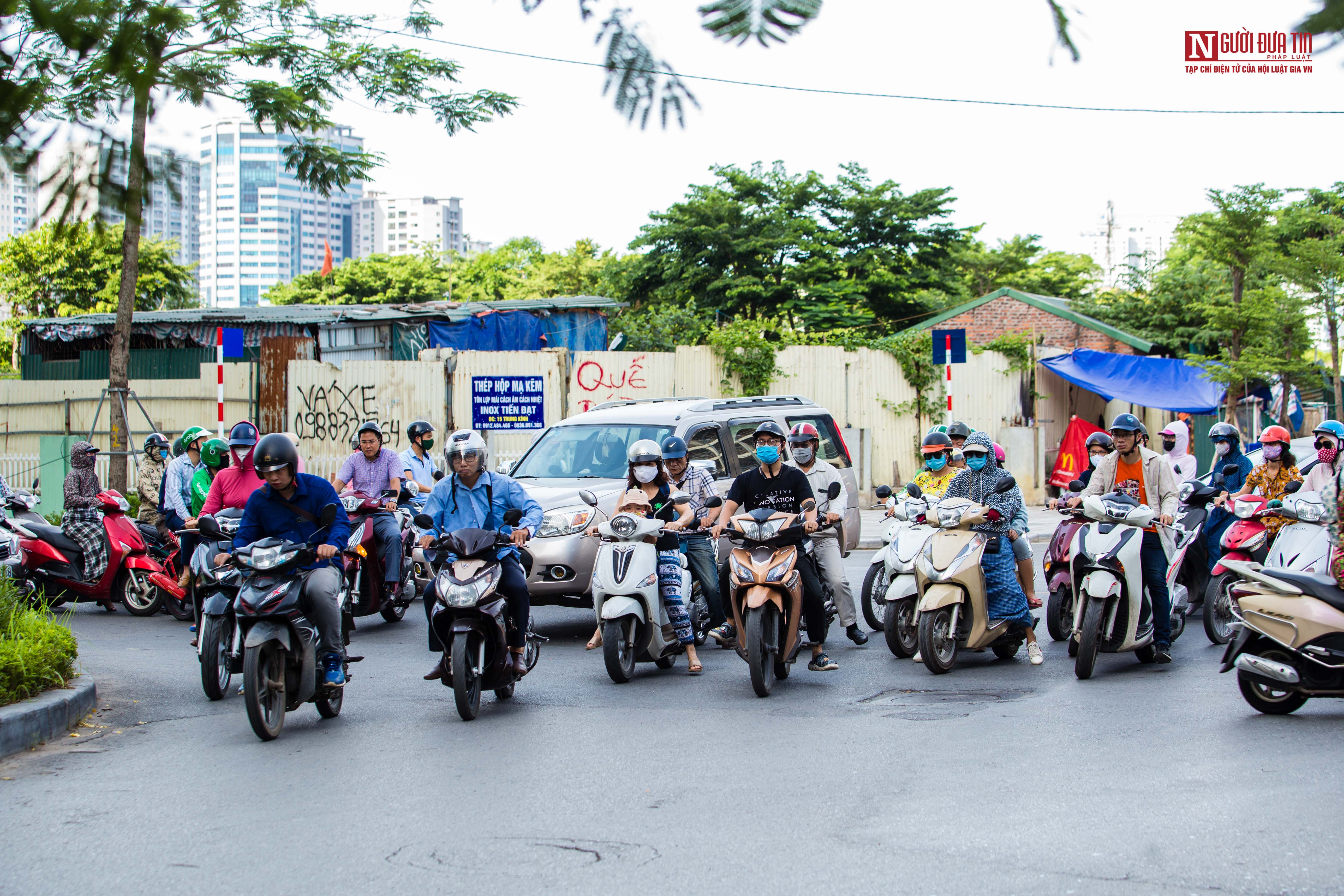 Tin nhanh - Hà Nội: Bất chấp biển cấm, người dân ngang nhiên vi phạm giao thông (Hình 7).