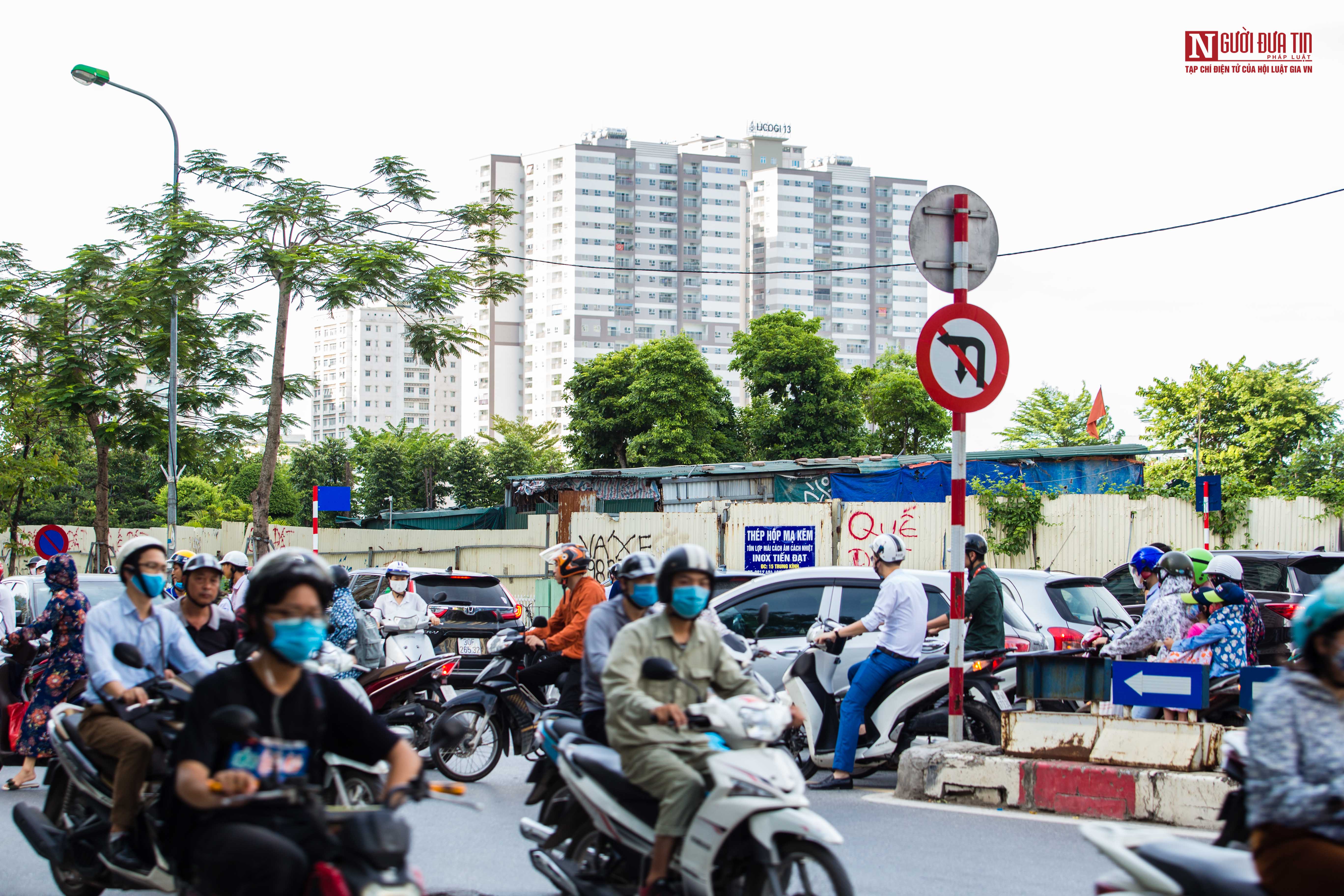 Tin nhanh - Hà Nội: Bất chấp biển cấm, người dân ngang nhiên vi phạm giao thông (Hình 2).