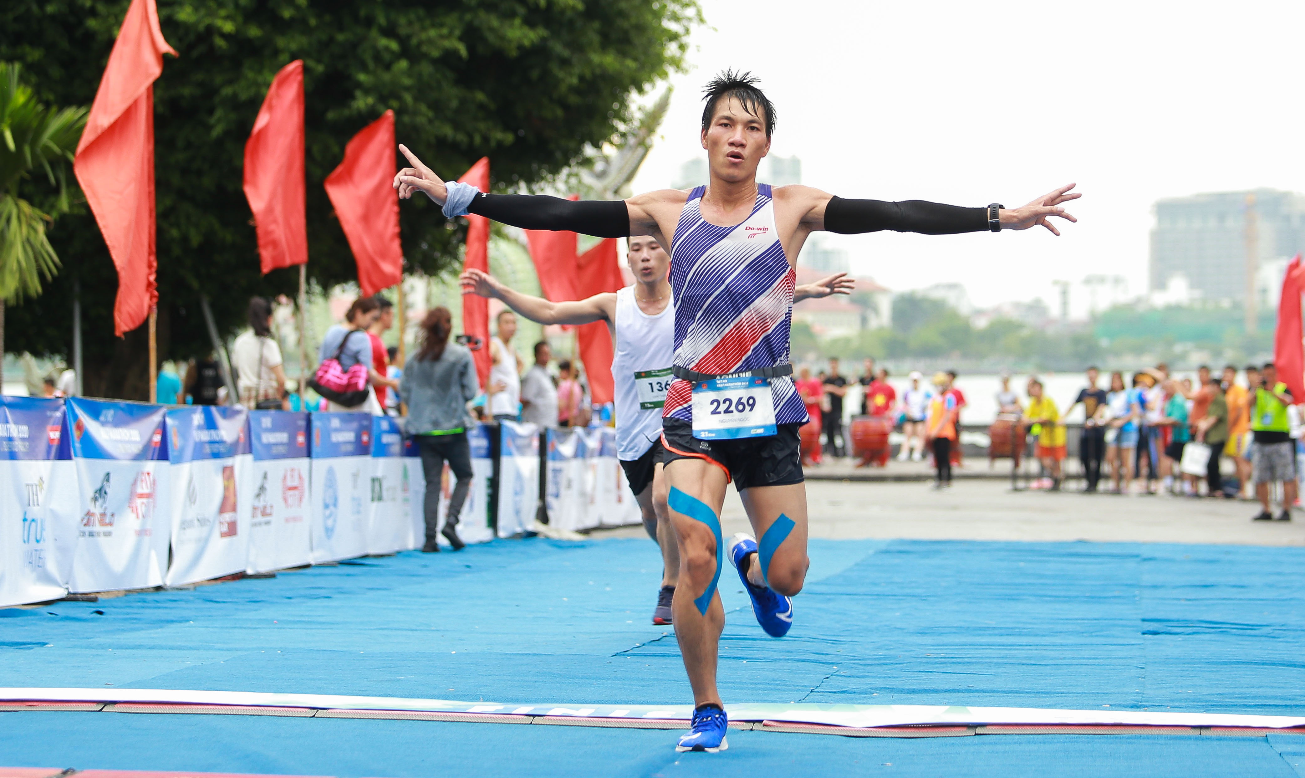 Tin nhanh - Hà Nội: Hàng ngàn người tham gia giải chạy Marathon tại quận Tây Hồ (Hình 10).