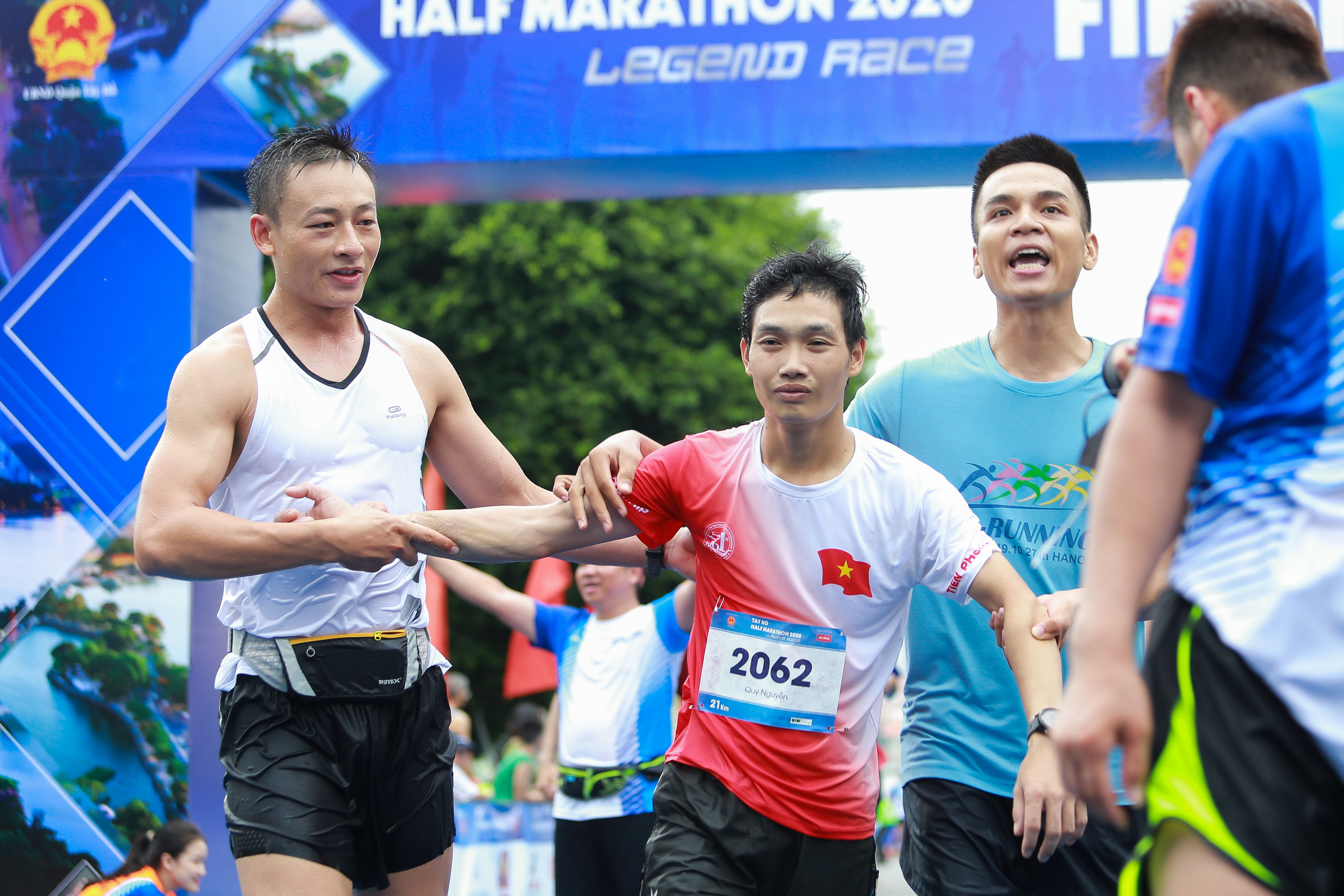 Tin nhanh - Hà Nội: Hàng ngàn người tham gia giải chạy Marathon tại quận Tây Hồ (Hình 16).