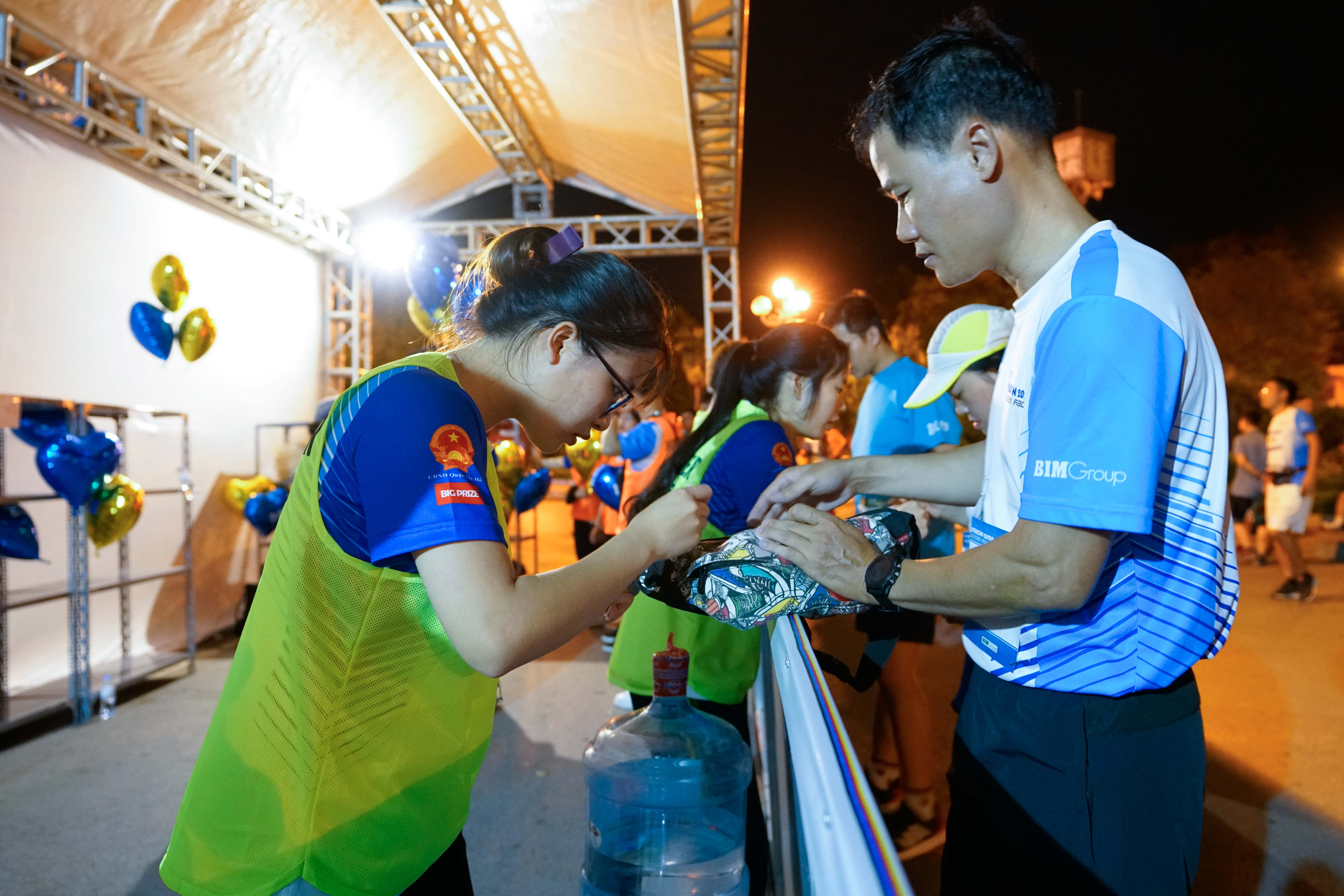 Tin nhanh - Hà Nội: Hàng ngàn người tham gia giải chạy Marathon tại quận Tây Hồ (Hình 3).