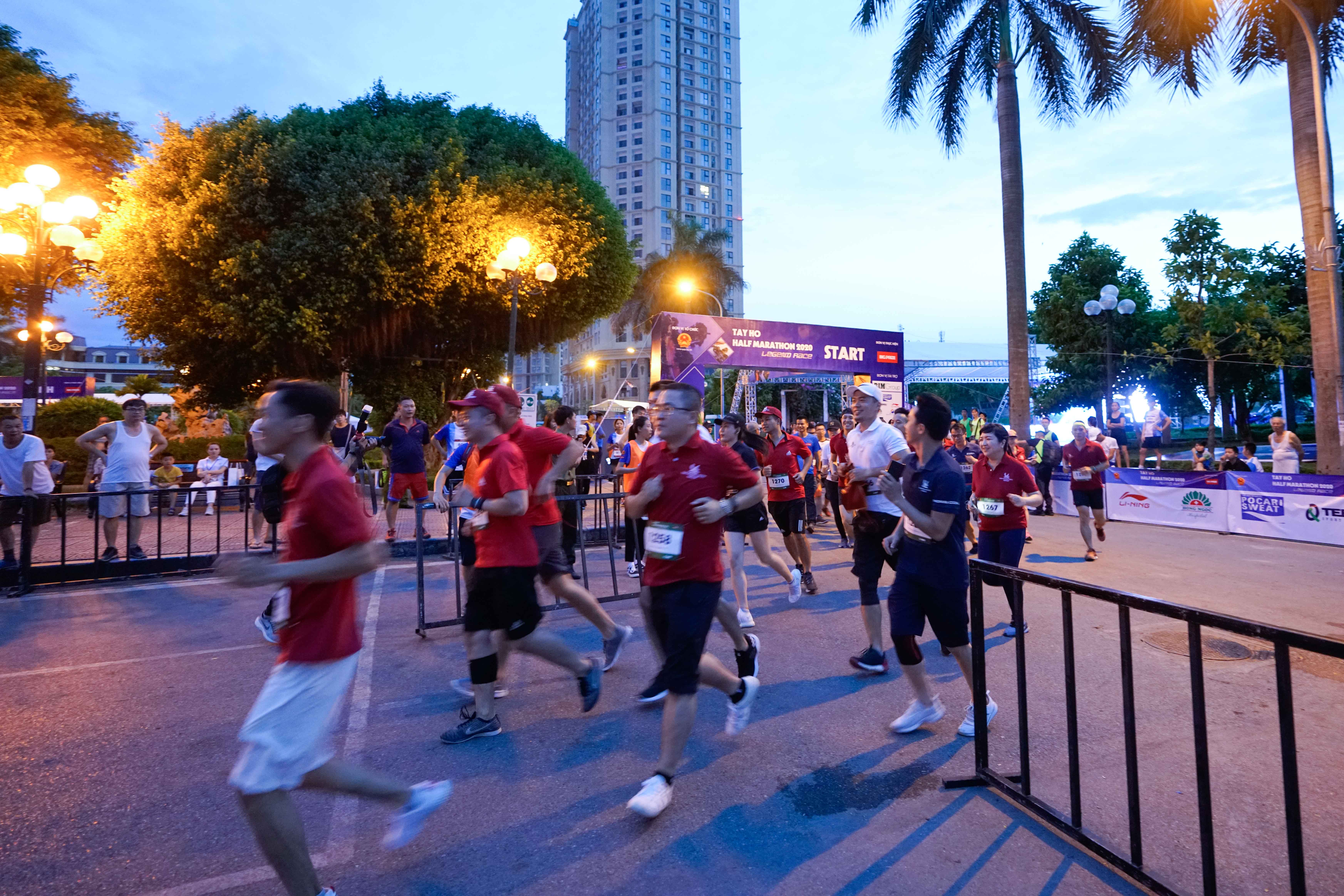 Tin nhanh - Hà Nội: Hàng ngàn người tham gia giải chạy Marathon tại quận Tây Hồ (Hình 7).