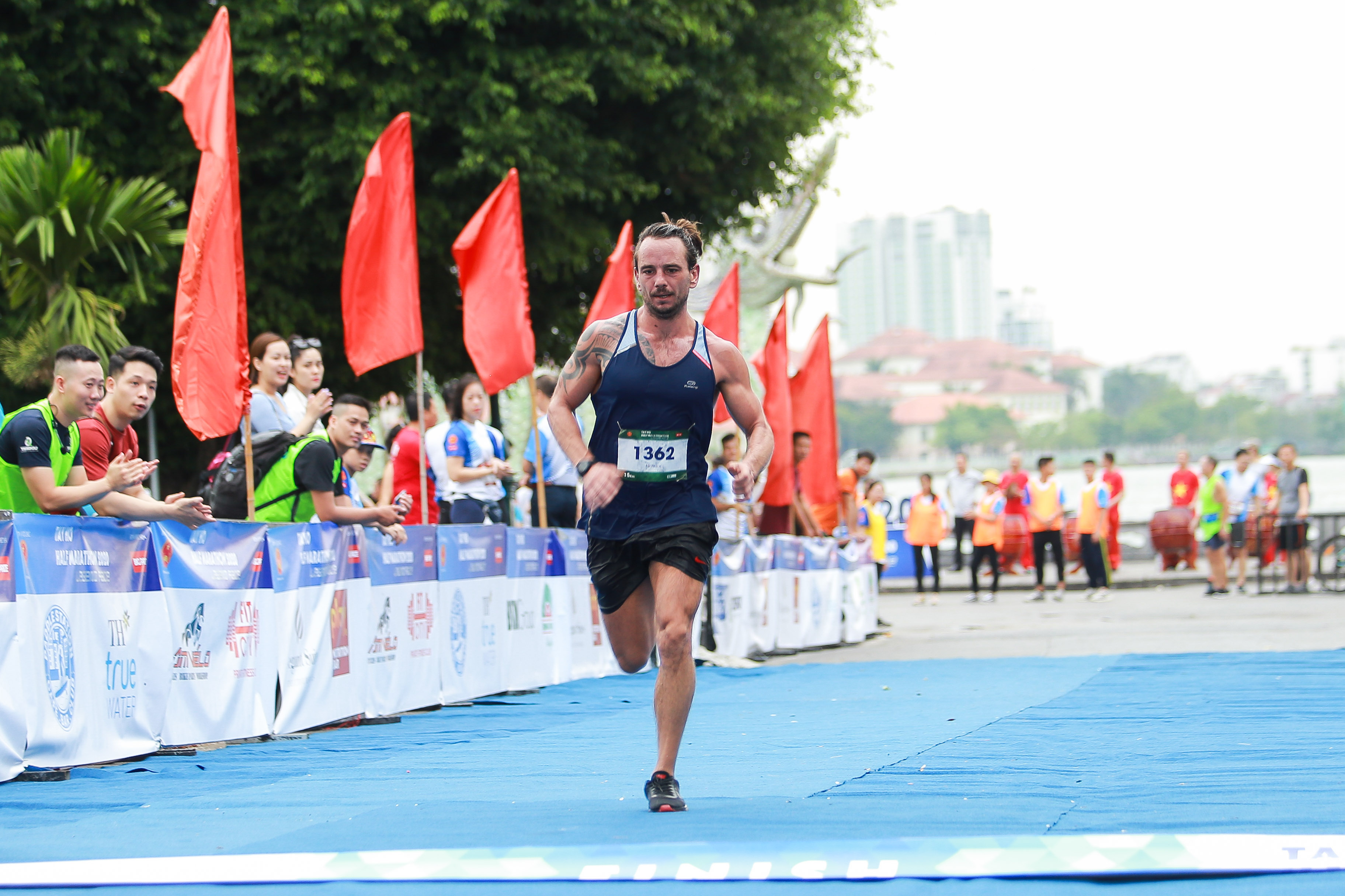 Tin nhanh - Hà Nội: Hàng ngàn người tham gia giải chạy Marathon tại quận Tây Hồ (Hình 14).