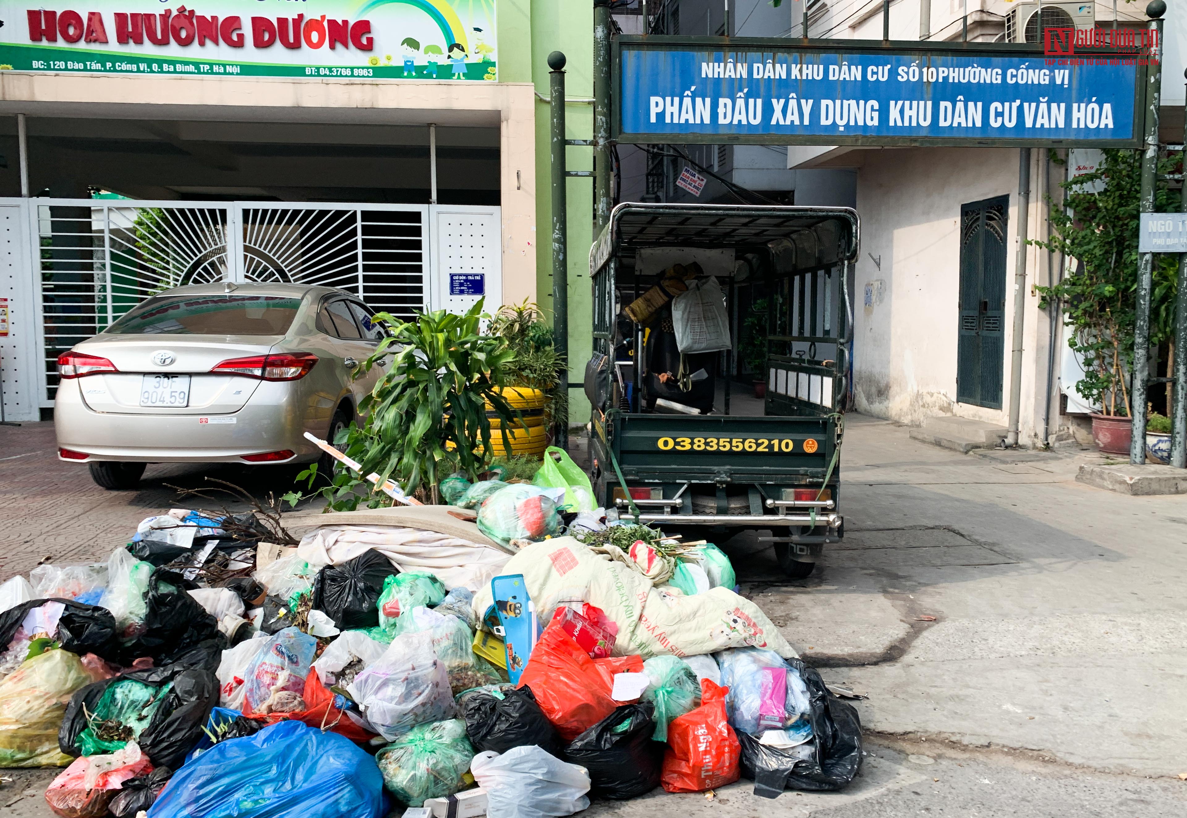 Tin nhanh - Nhiều tuyến phố Hà Nội tràn ngập rác thải, bốc mùi nồng nặc (Hình 4).