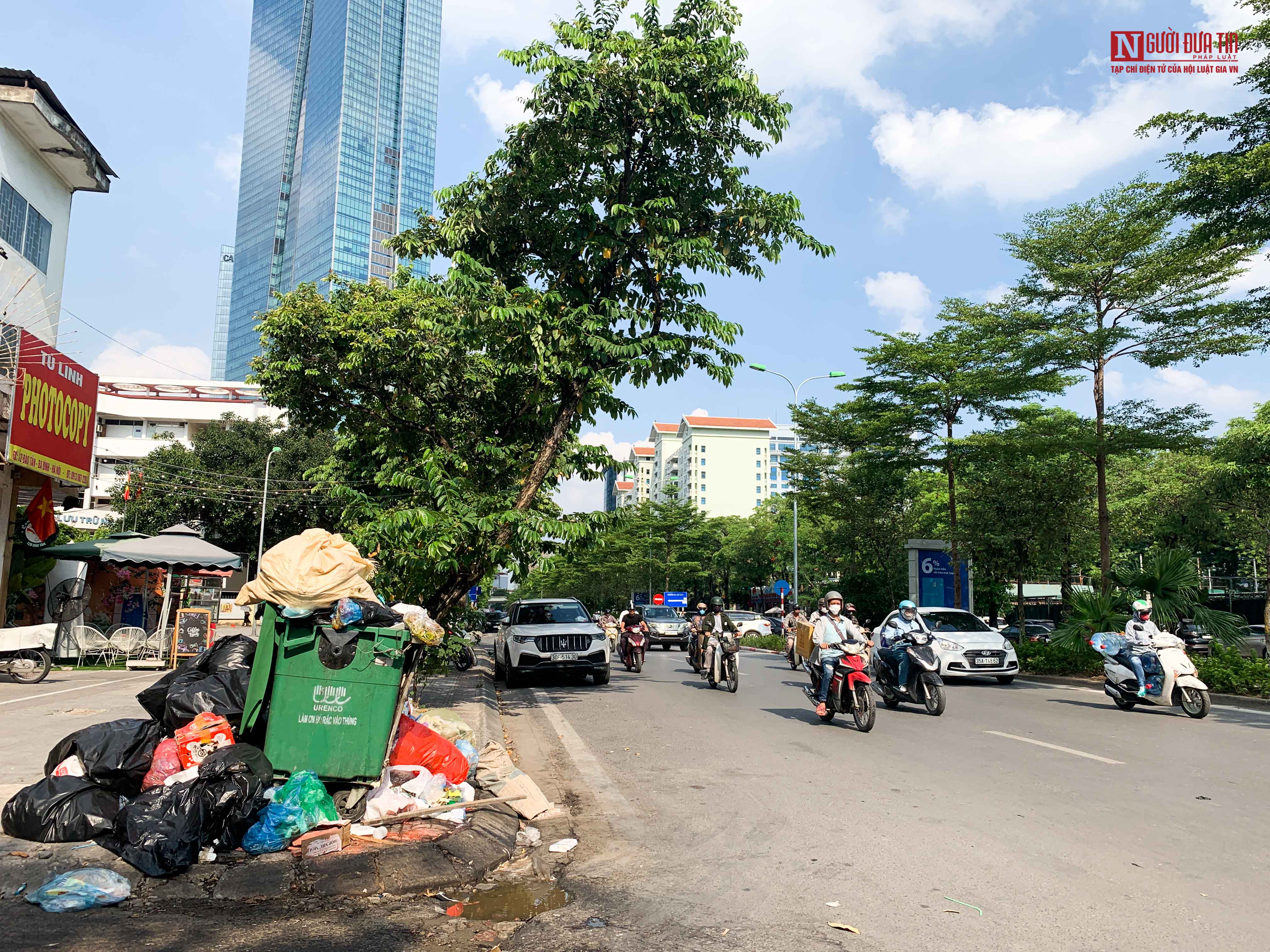 Tin nhanh - Nhiều tuyến phố Hà Nội tràn ngập rác thải, bốc mùi nồng nặc (Hình 5).