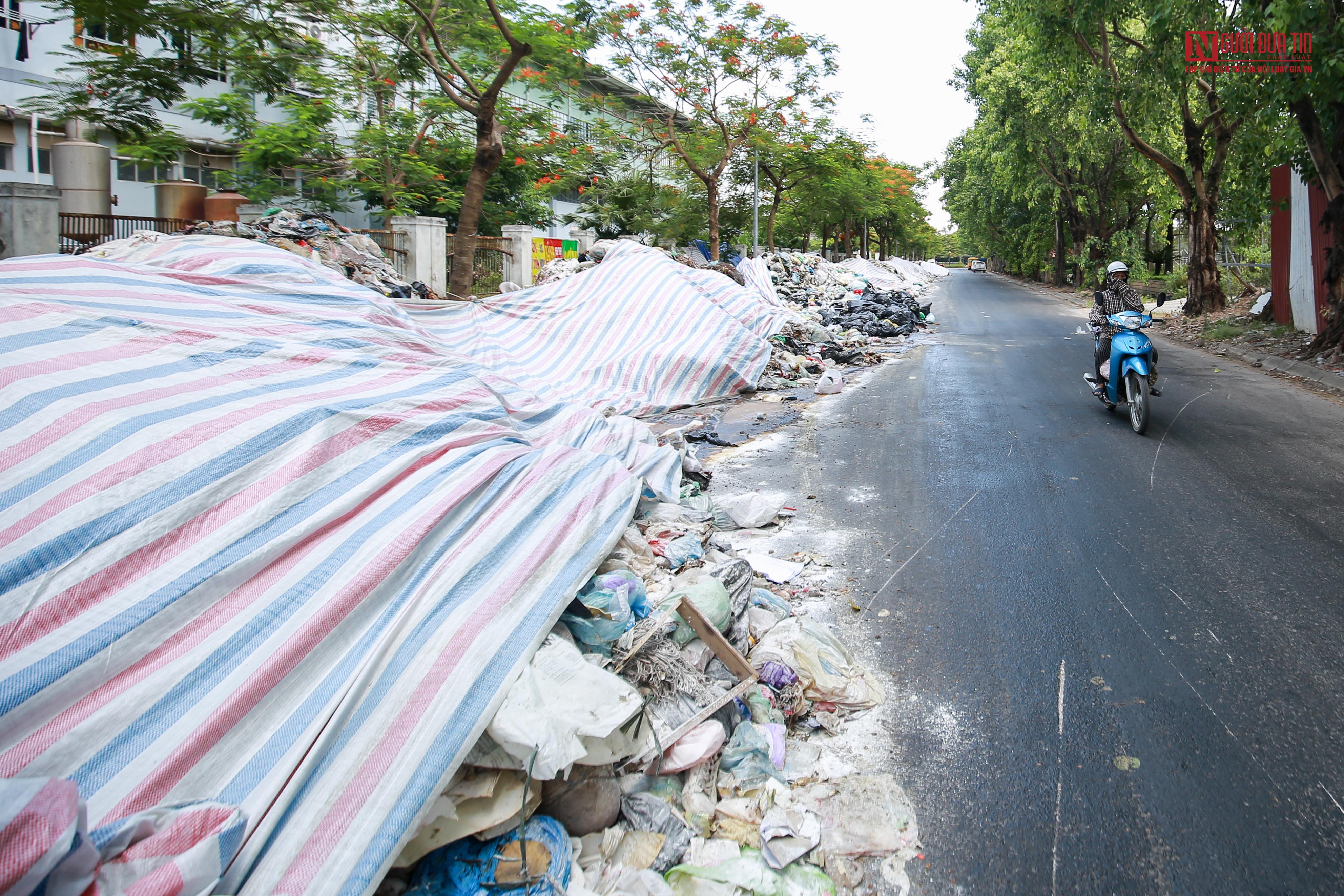 Tin nhanh - Hà Nội: Hãi hùng đoạn đường gần 500m tràn ngập rác thải (Hình 15).