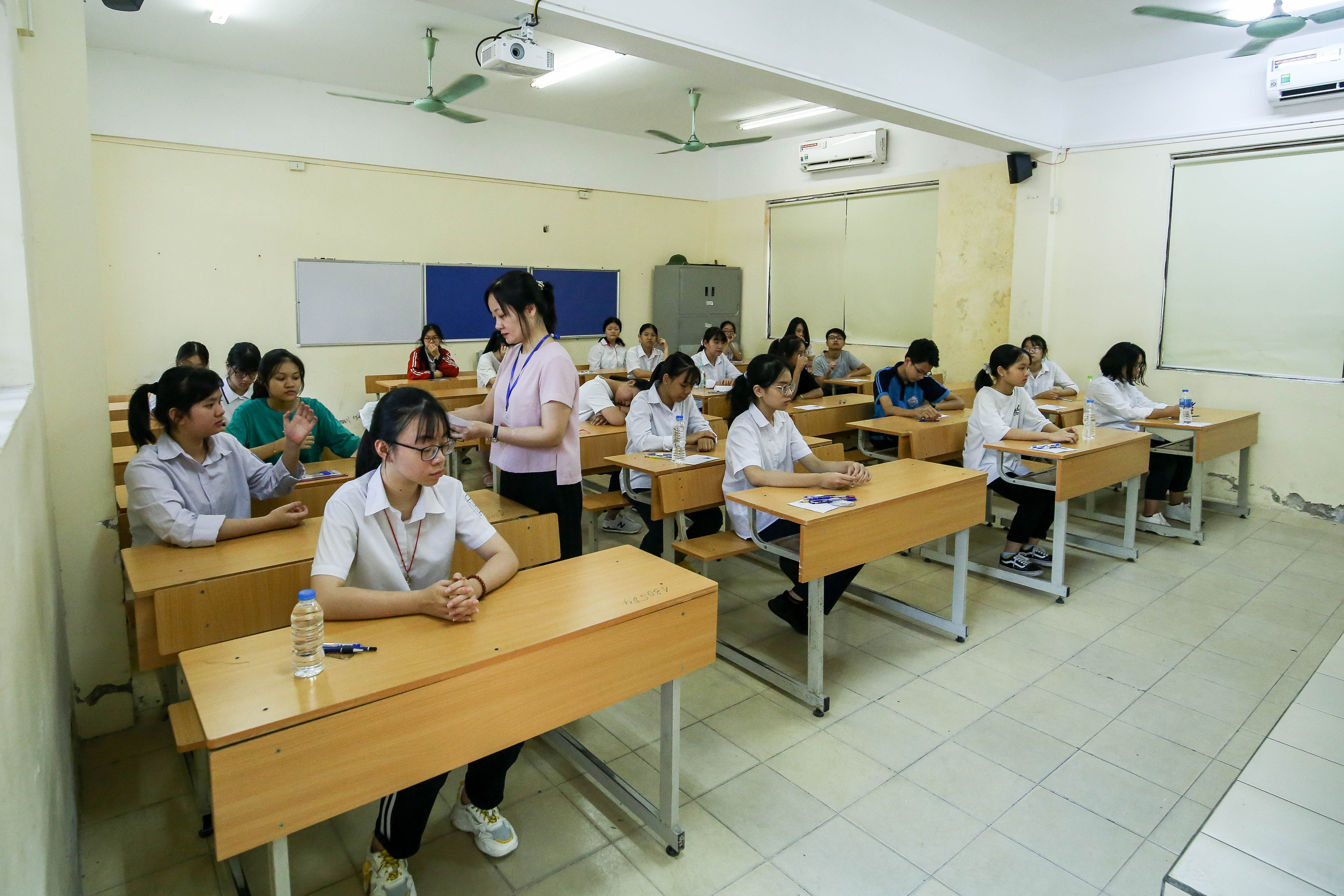 Tin nhanh - Thi tuyển sinh lớp 10:  Sĩ tử vào phòng thi, phụ huynh thấp thỏm lo âu (Hình 5).