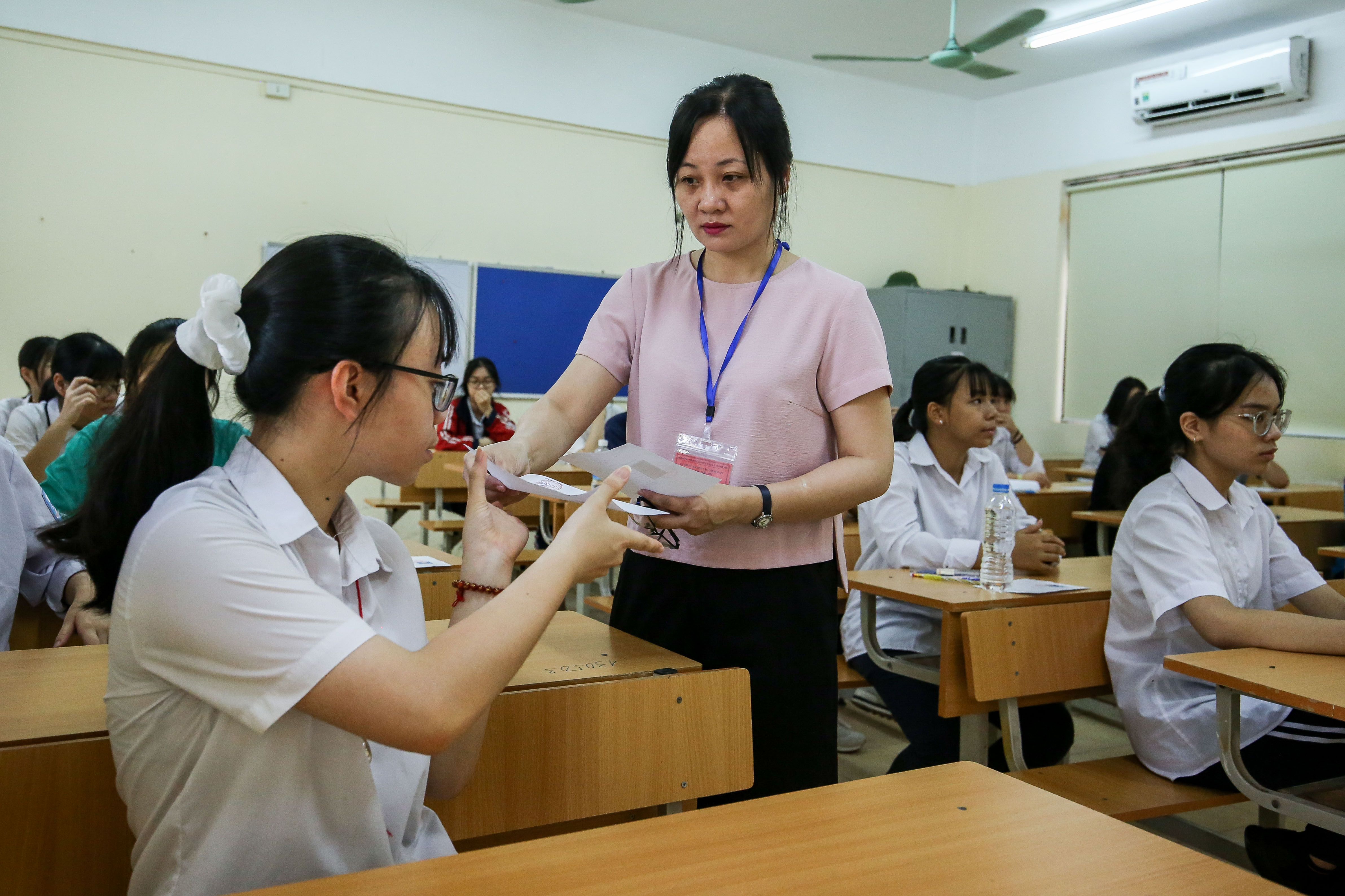 Tin nhanh - Thi tuyển sinh lớp 10:  Sĩ tử vào phòng thi, phụ huynh thấp thỏm lo âu (Hình 6).