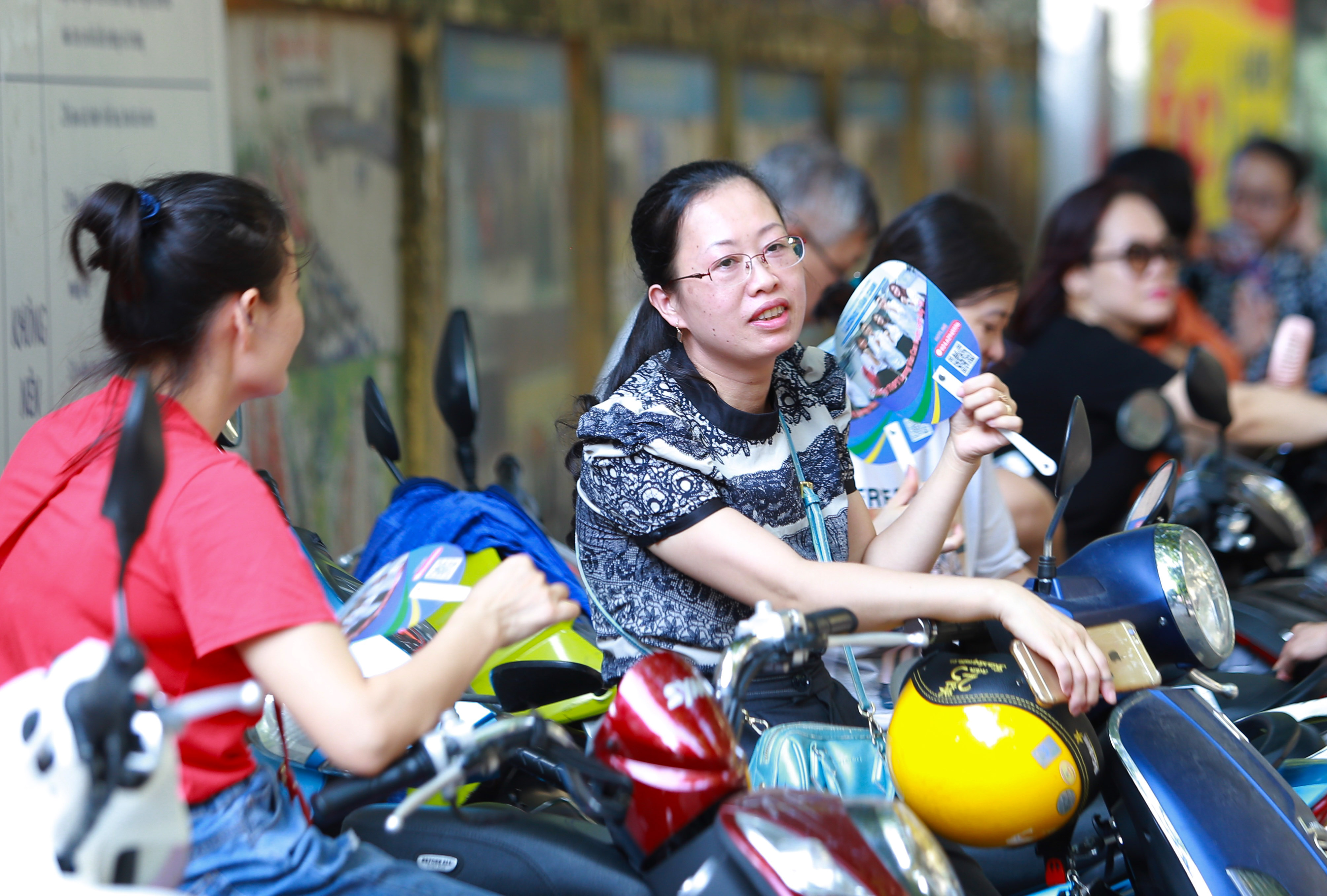 Tin nhanh - Thi tuyển sinh lớp 10:  Sĩ tử vào phòng thi, phụ huynh thấp thỏm lo âu (Hình 7).