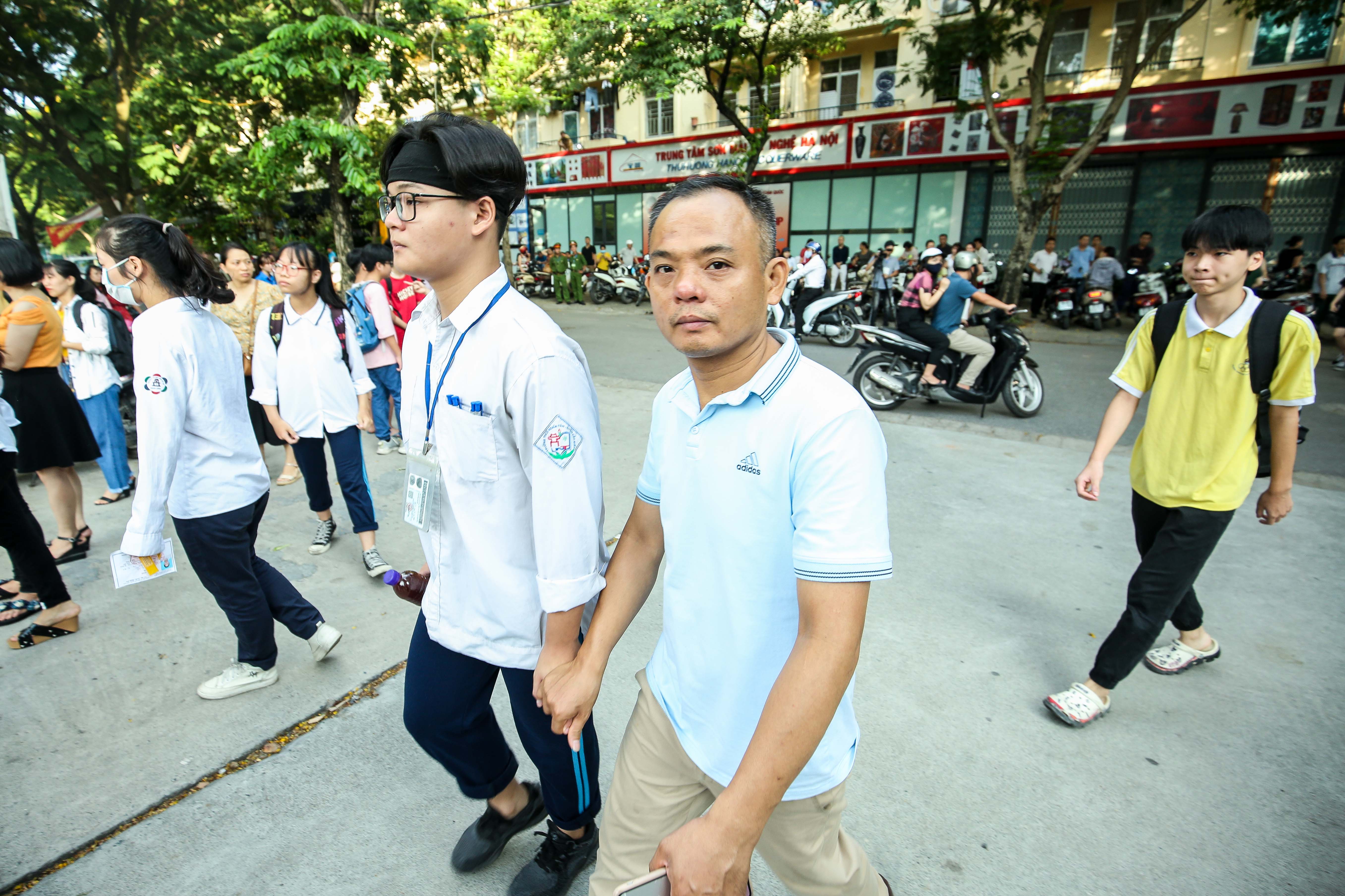 Tin nhanh - Thi tuyển sinh lớp 10:  Sĩ tử vào phòng thi, phụ huynh thấp thỏm lo âu (Hình 2).