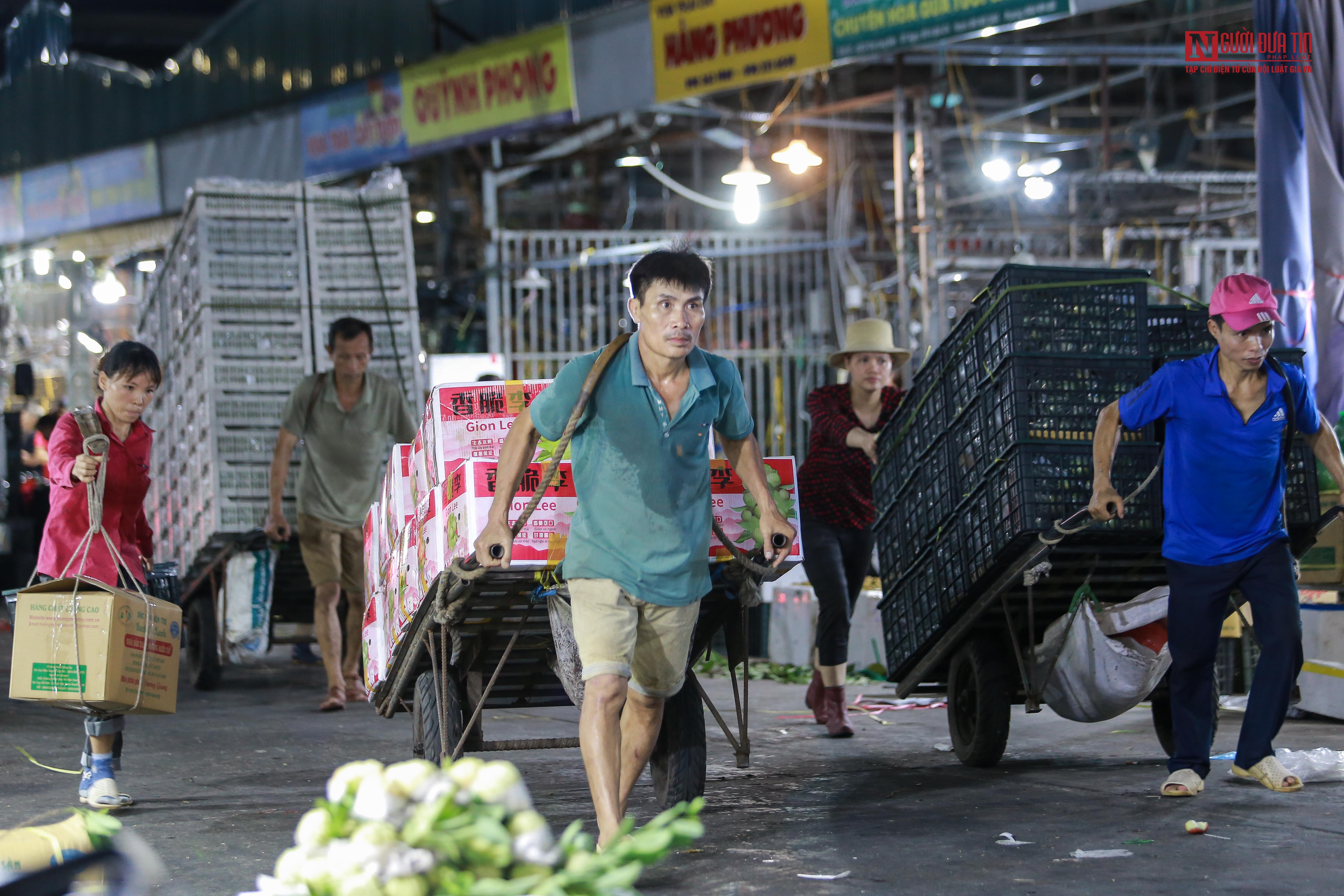 Tin nhanh - Đêm không ngủ tại chợ đầu mối lớn nhất miền Bắc (Hình 5).