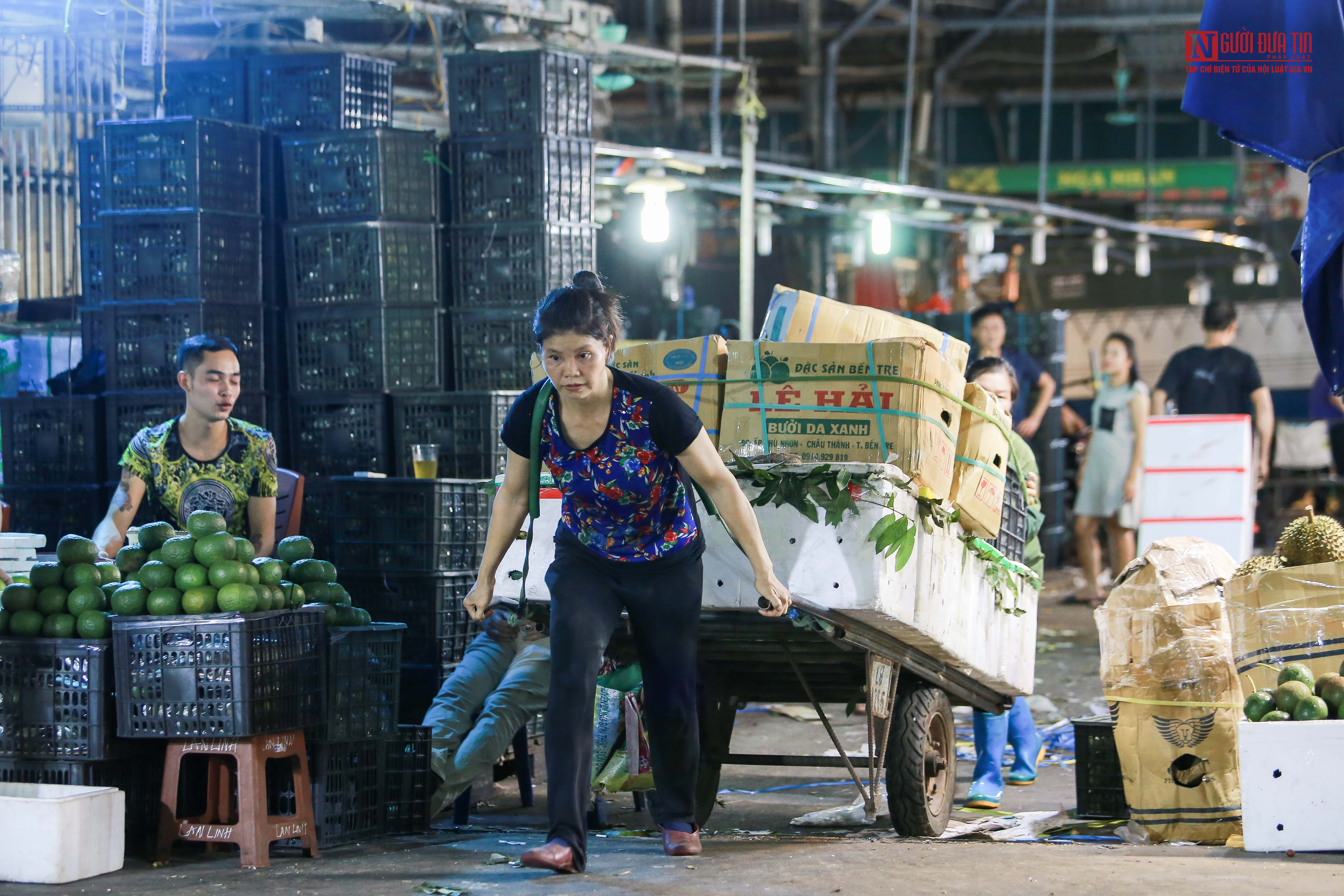 Tin nhanh - Đêm không ngủ tại chợ đầu mối lớn nhất miền Bắc (Hình 17).