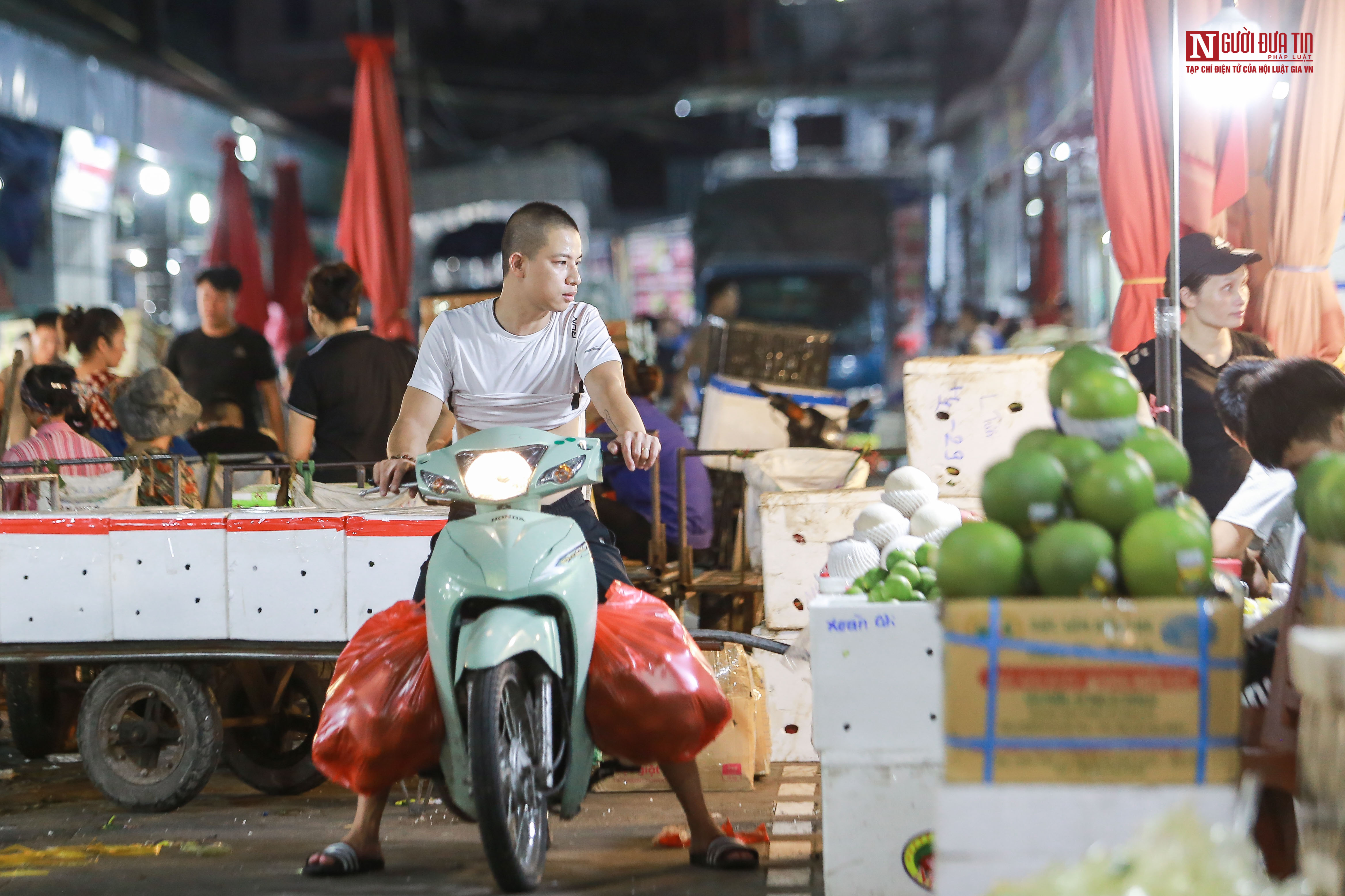 Tin nhanh - Đêm không ngủ tại chợ đầu mối lớn nhất miền Bắc (Hình 16).