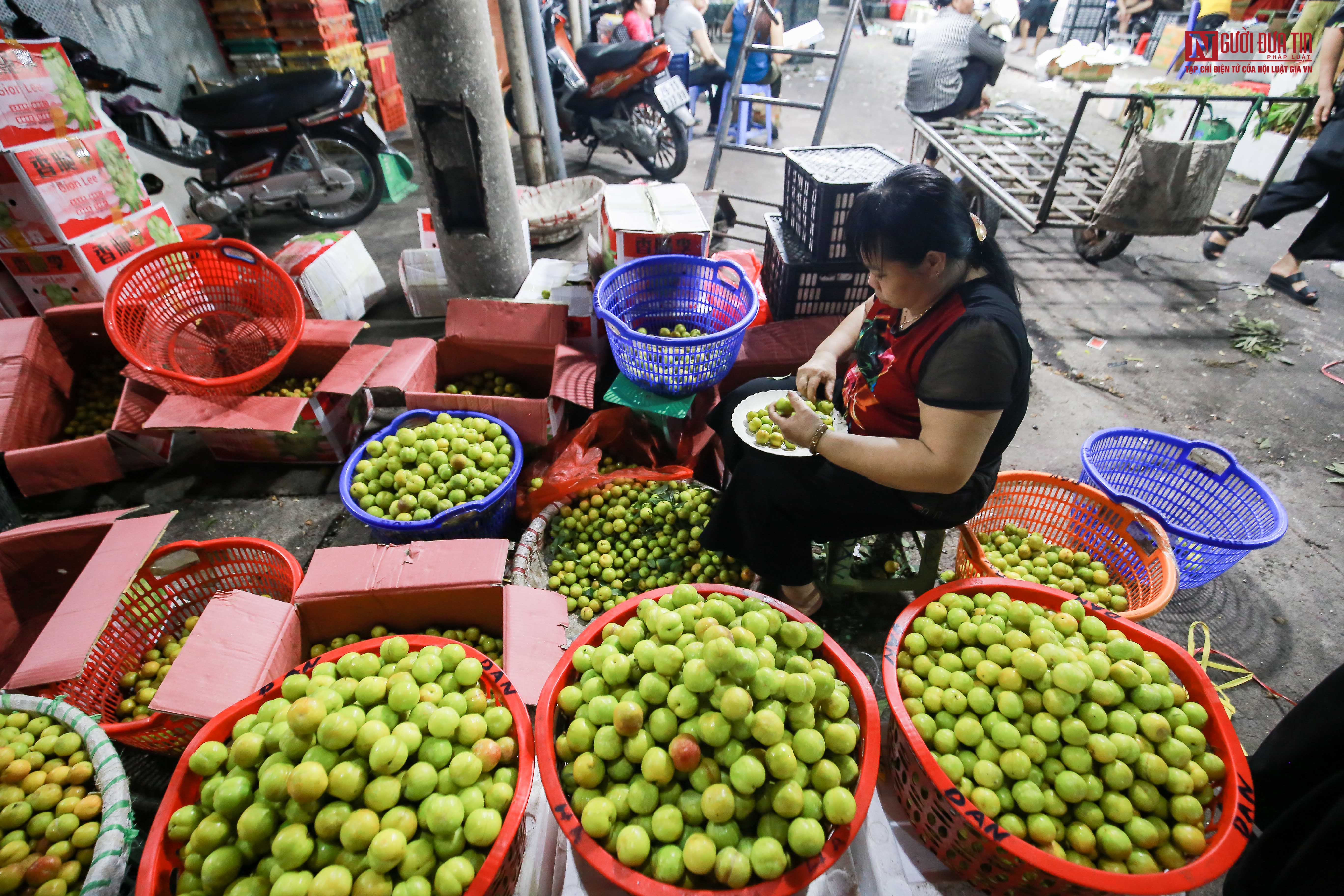 Tin nhanh - Đêm không ngủ tại chợ đầu mối lớn nhất miền Bắc (Hình 11).