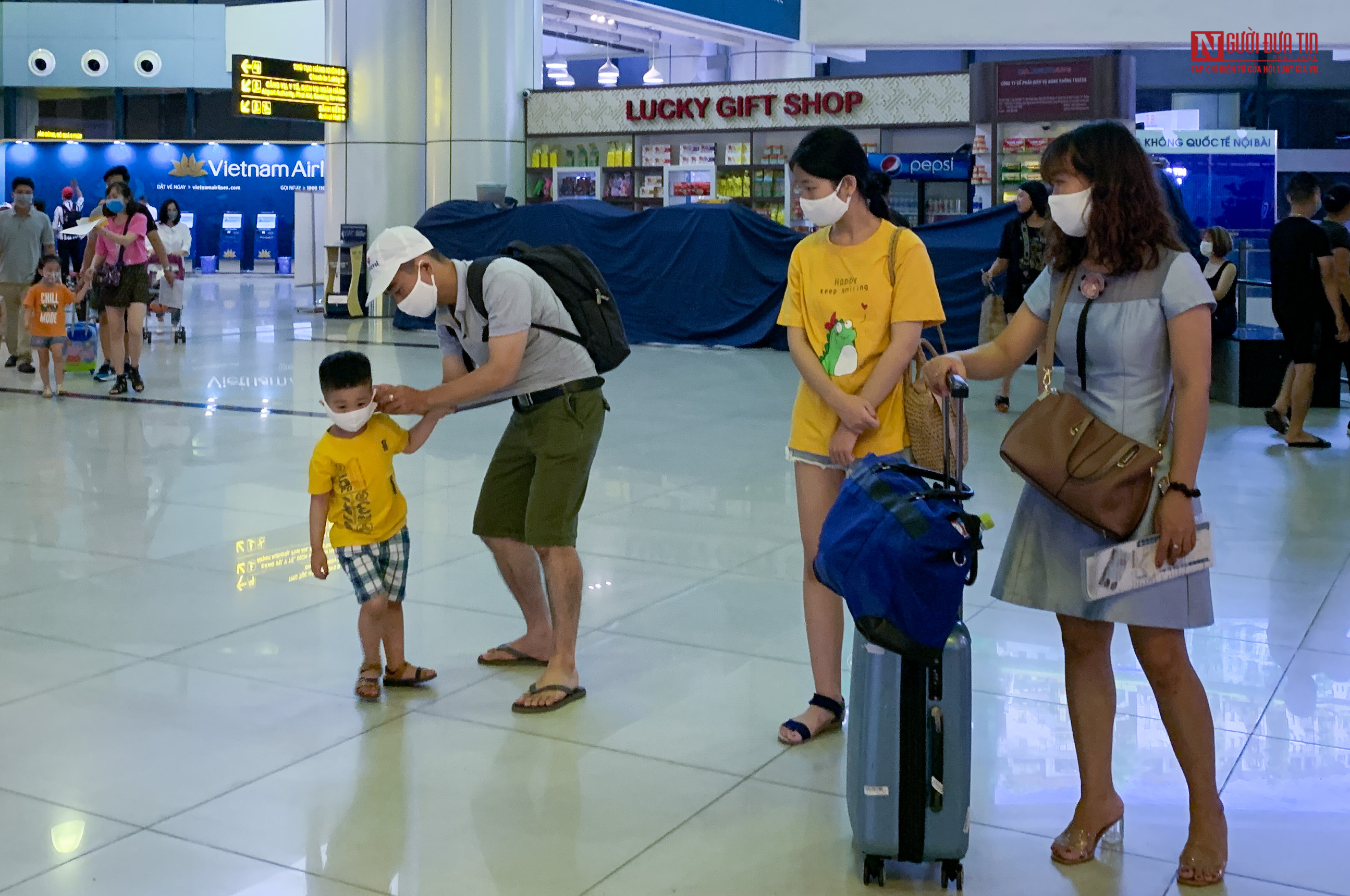 Tin nhanh - Toàn bộ hành khách đeo khẩu trang tại sân bay Nội Bài (Hình 9).