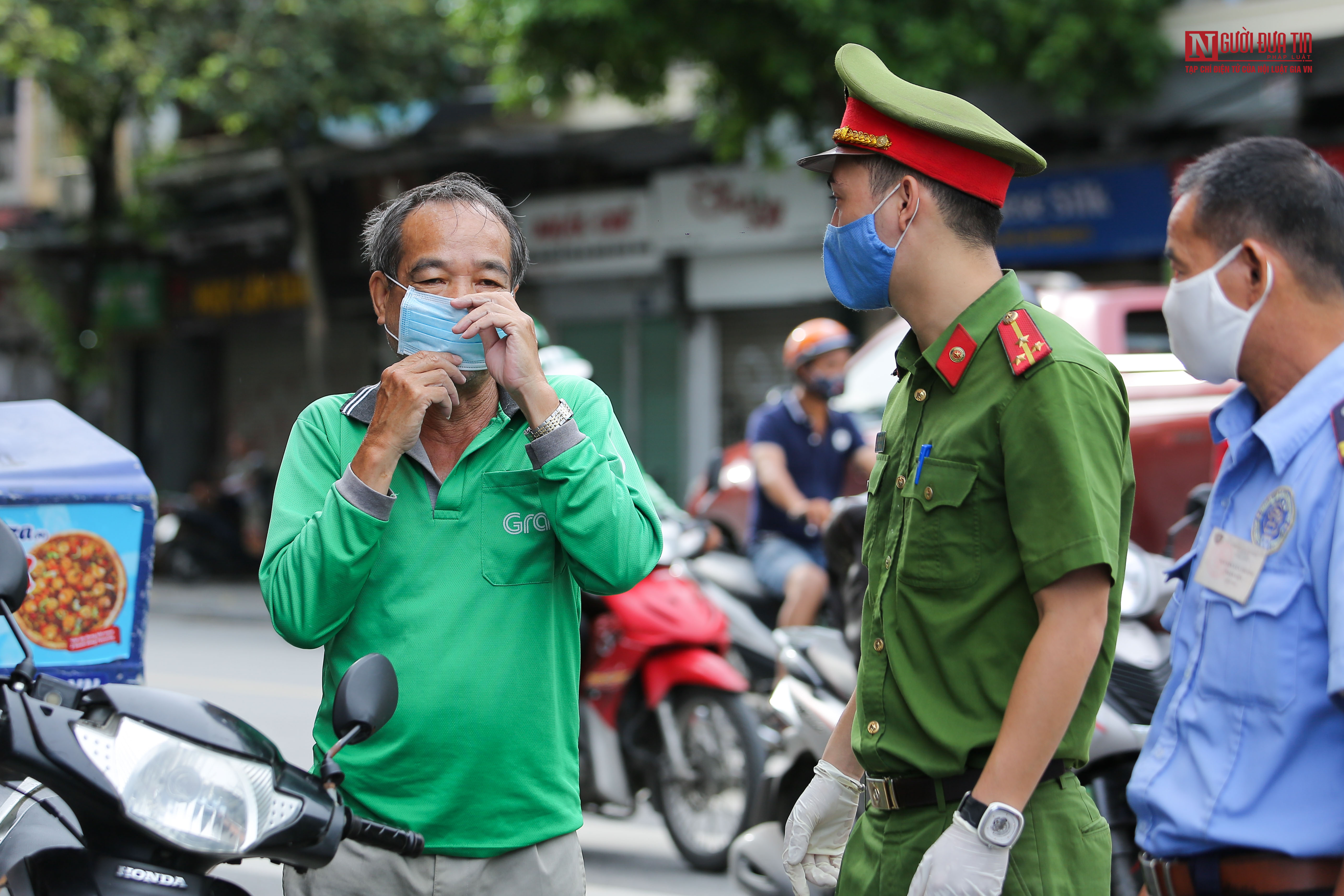 Tin nhanh - Hà Nội tuyên truyền, nhắc nhở người dân nghiêm túc đeo khẩu trang (Hình 6).