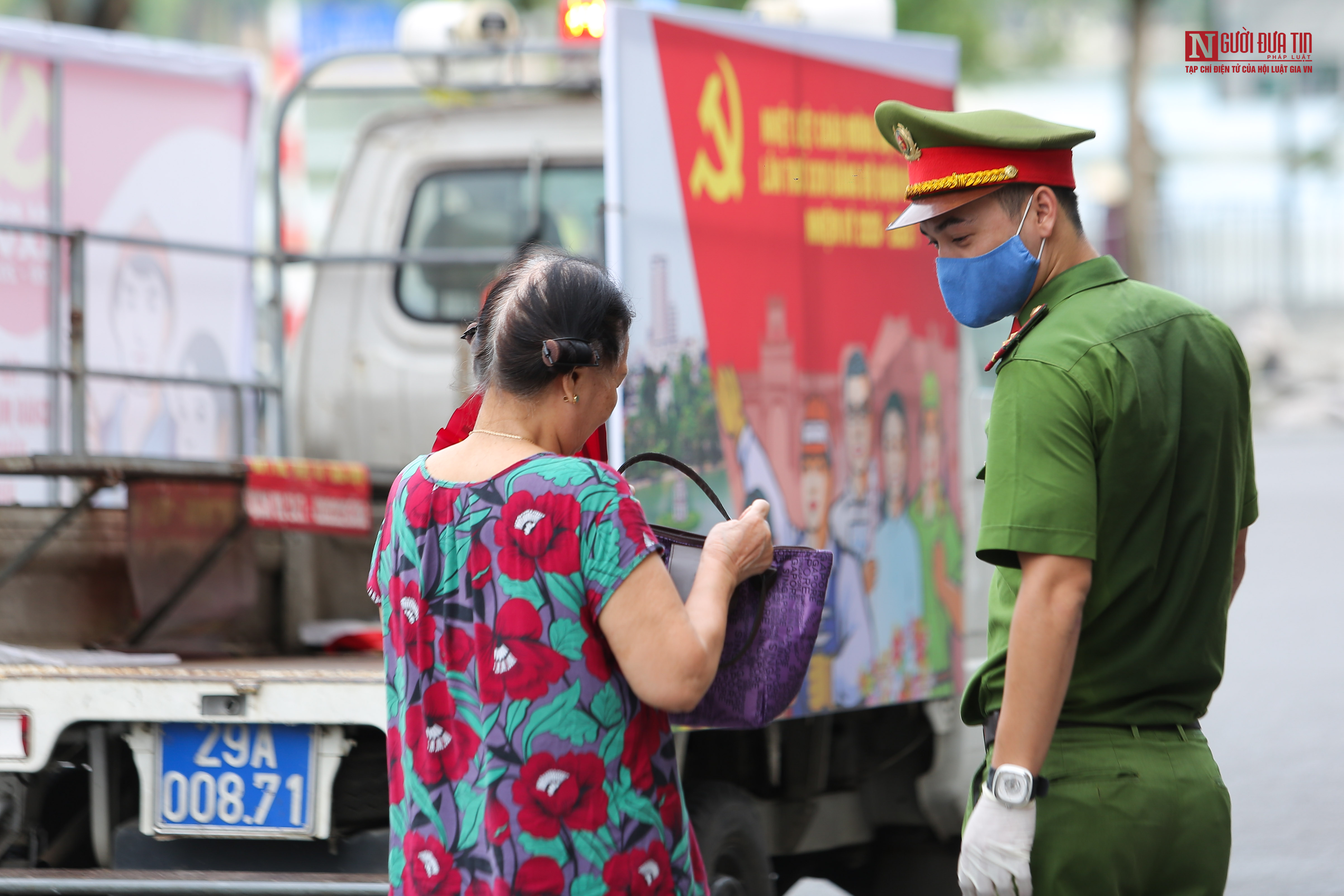 Tin nhanh - Hà Nội tuyên truyền, nhắc nhở người dân nghiêm túc đeo khẩu trang (Hình 7).