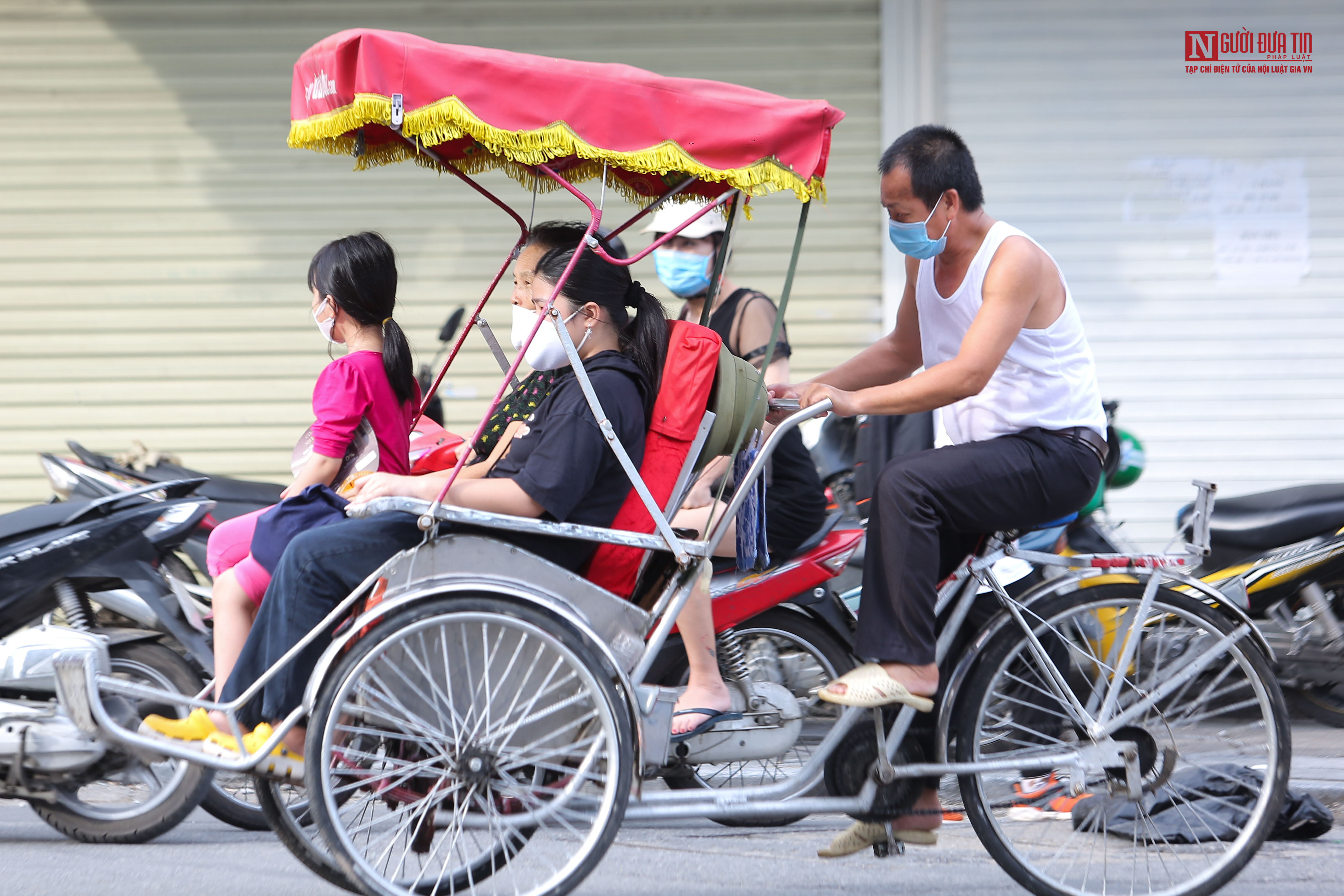 Tin nhanh - Hà Nội tuyên truyền, nhắc nhở người dân nghiêm túc đeo khẩu trang (Hình 9).