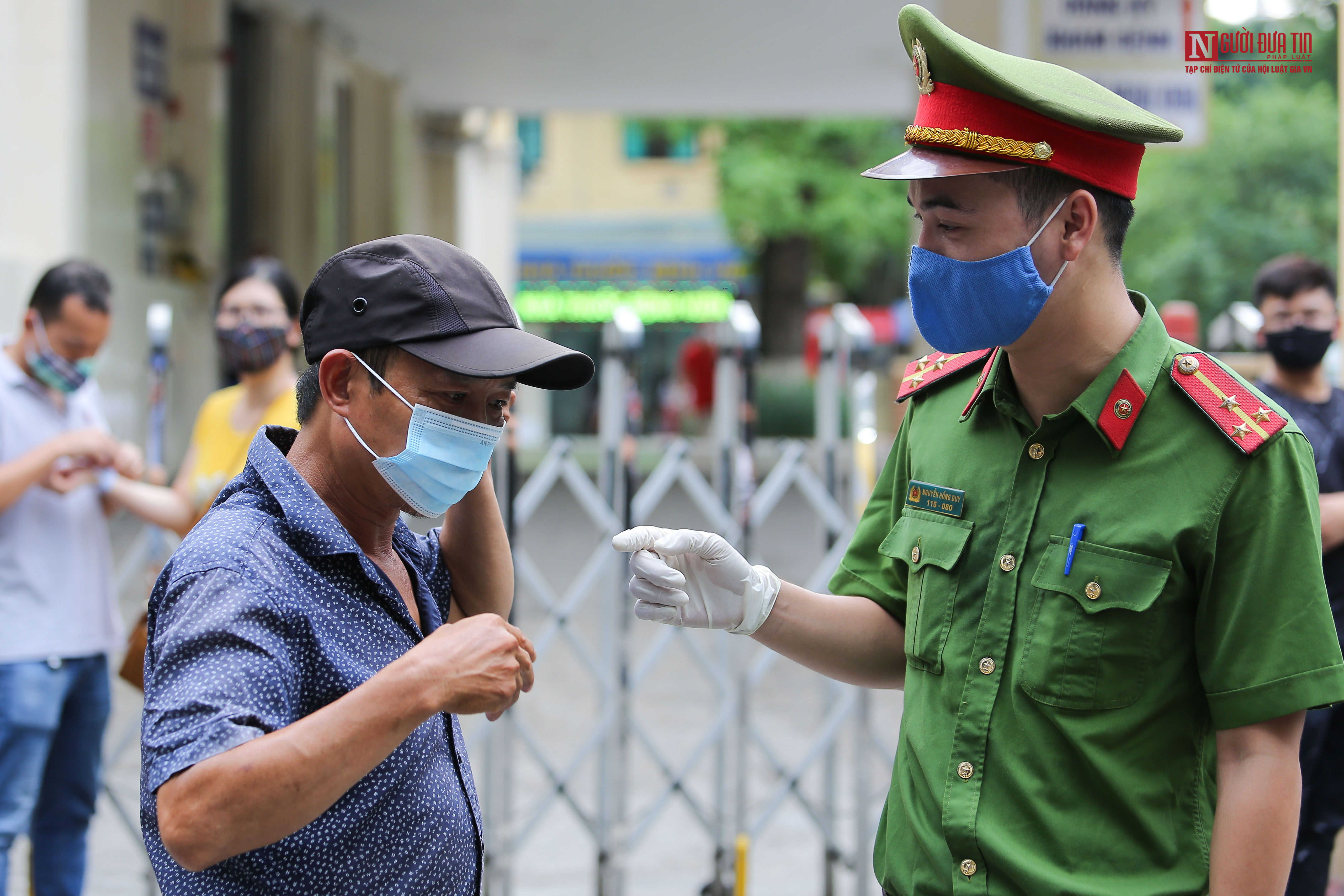 Tin nhanh - Hà Nội tuyên truyền, nhắc nhở người dân nghiêm túc đeo khẩu trang (Hình 4).