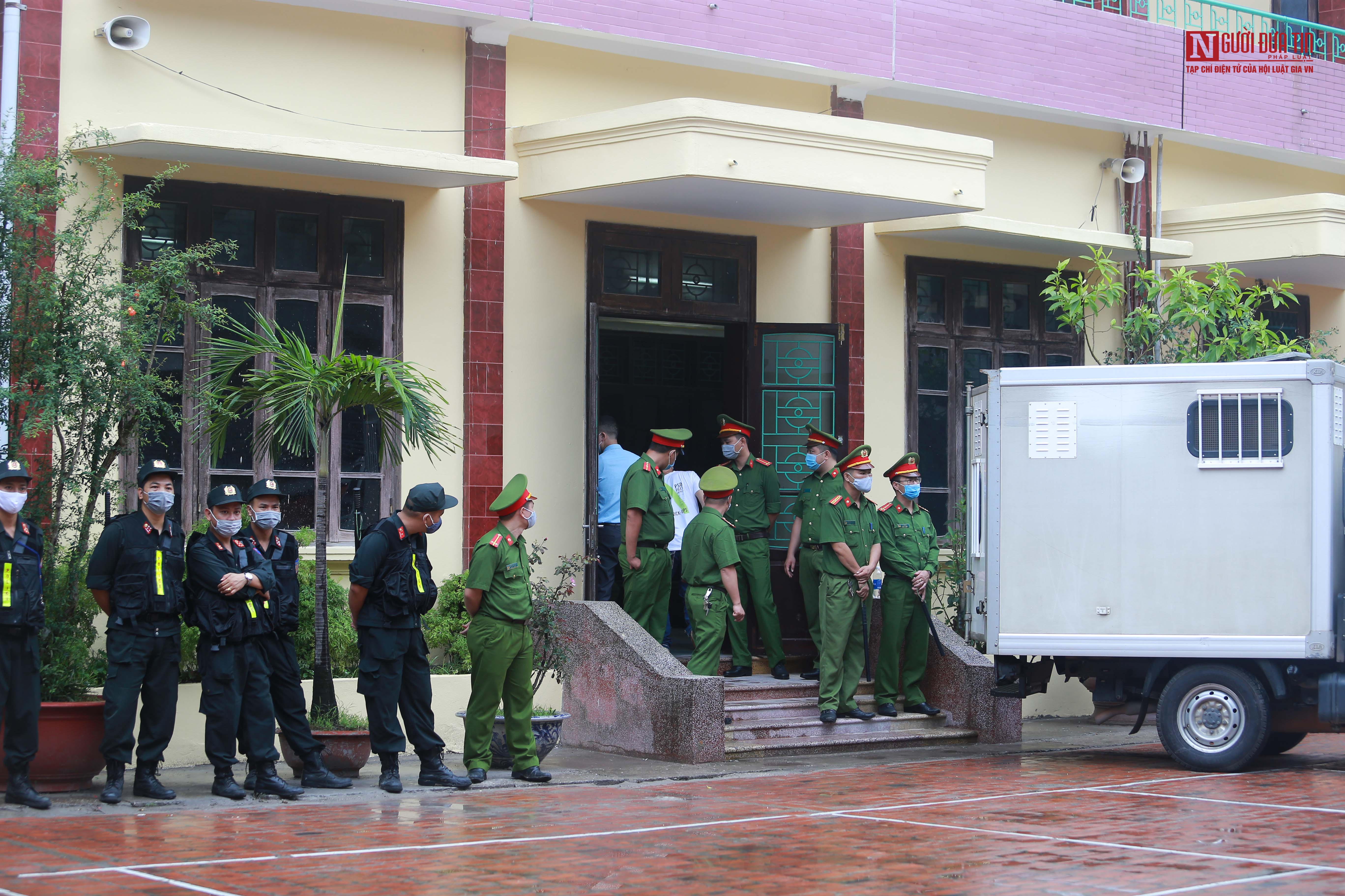 An ninh - Hình sự - Công an 'bao vây' áp giải Đường Nhuệ vào phòng xét xử, an ninh thắt chặt xung quanh khu vực tòa án (Hình 6).