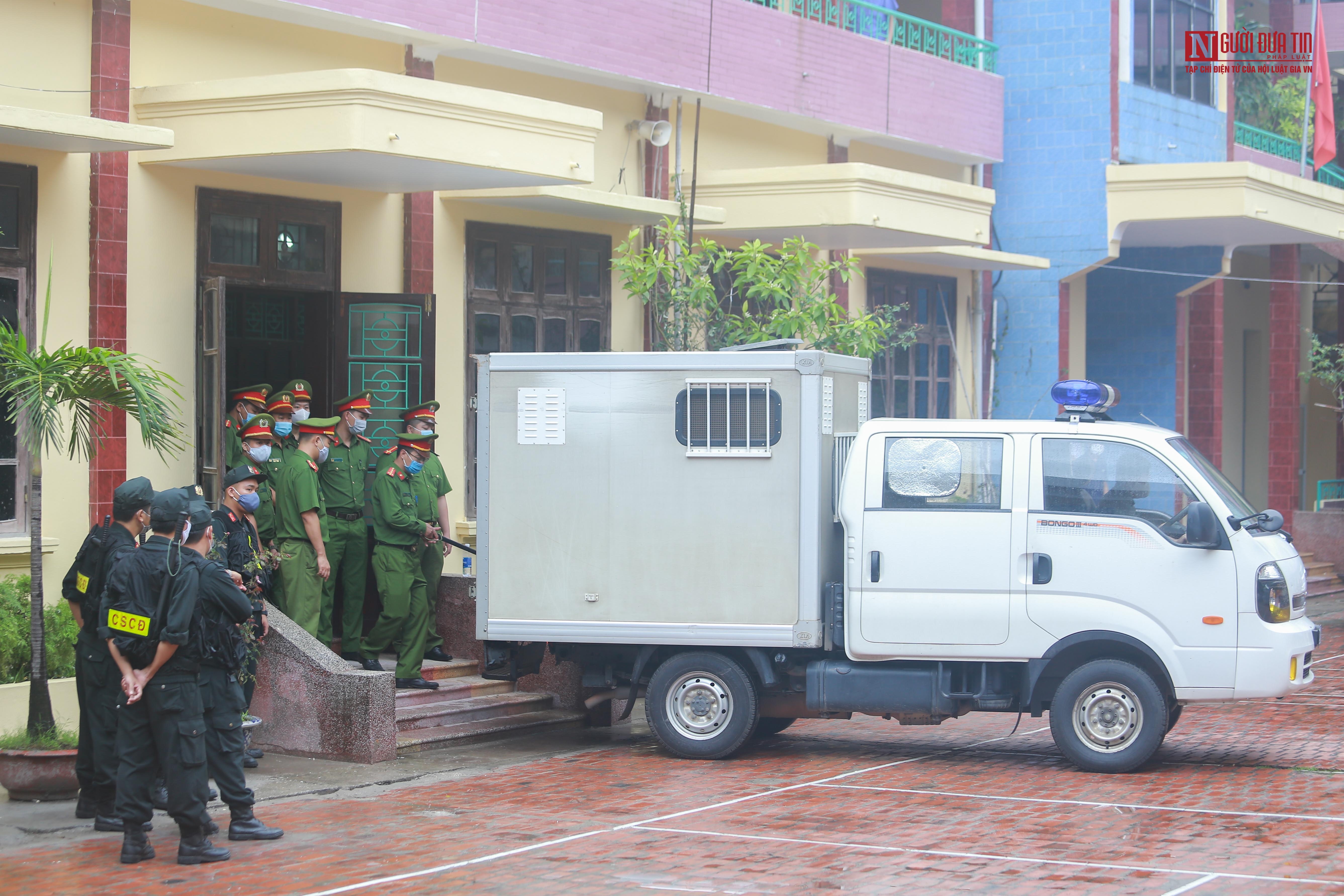 An ninh - Hình sự - Công an 'bao vây' áp giải Đường Nhuệ vào phòng xét xử, an ninh thắt chặt xung quanh khu vực tòa án (Hình 7).