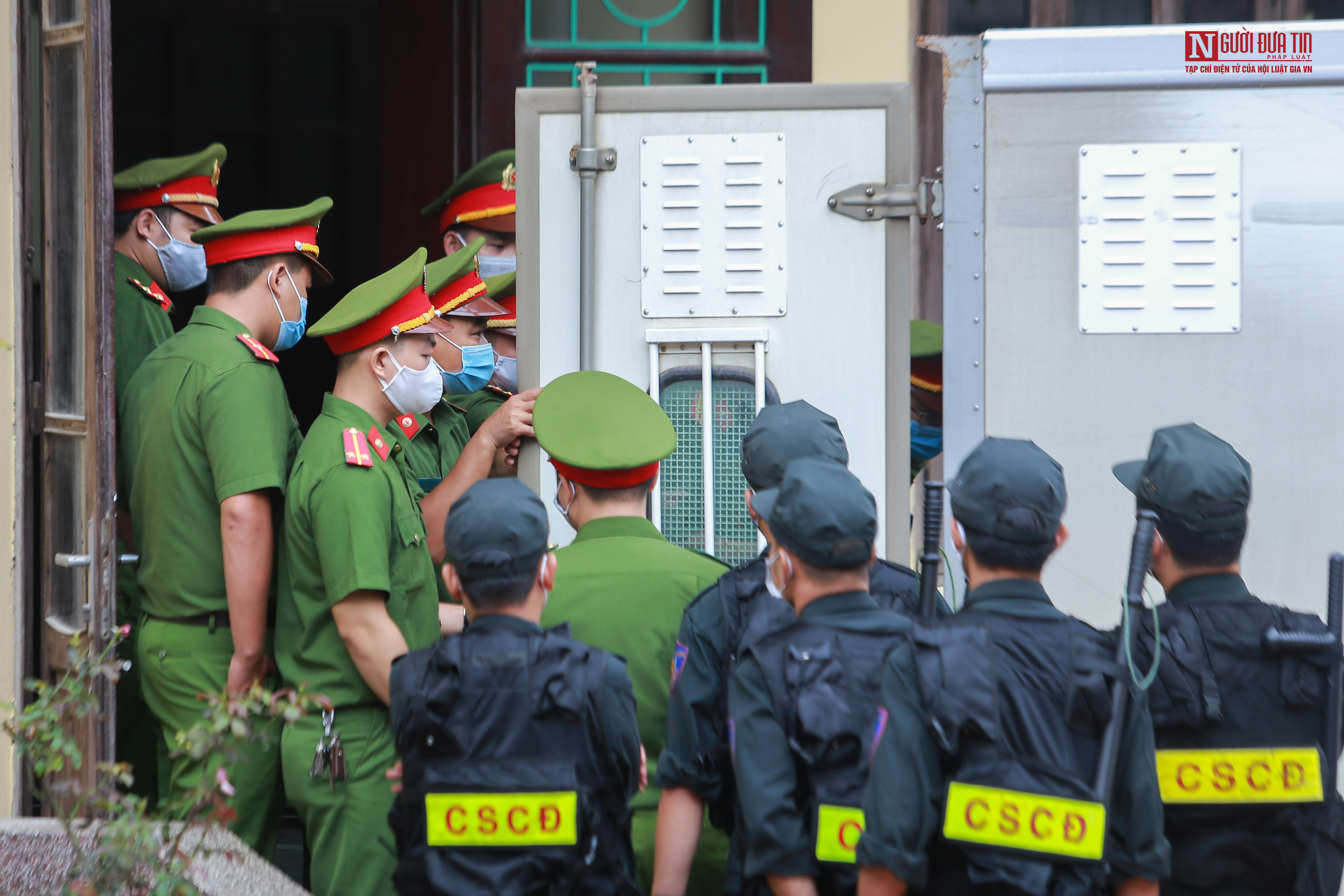 An ninh - Hình sự - Công an 'bao vây' áp giải Đường Nhuệ vào phòng xét xử, an ninh thắt chặt xung quanh khu vực tòa án (Hình 11).