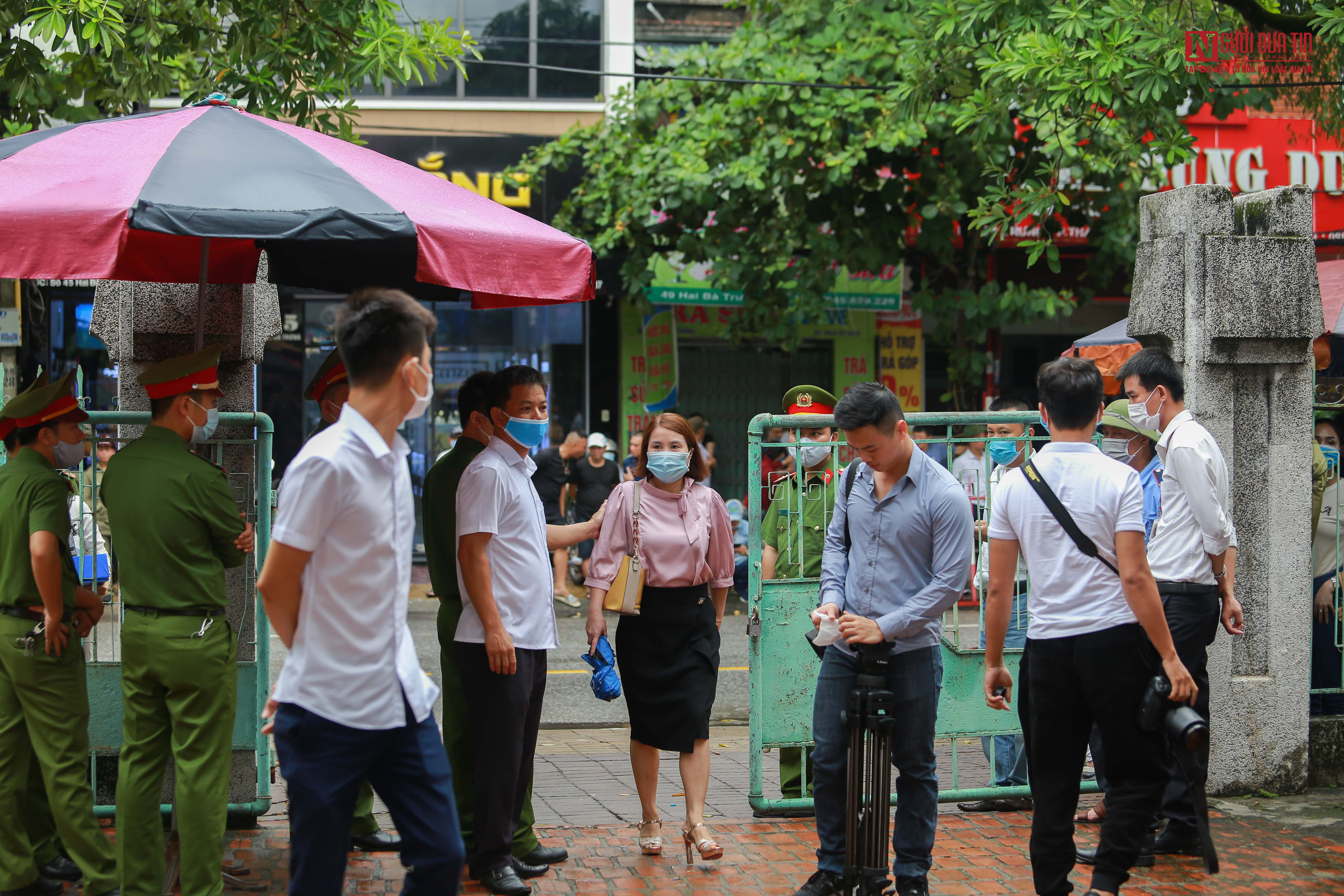 An ninh - Hình sự - Công an 'bao vây' áp giải Đường Nhuệ vào phòng xét xử, an ninh thắt chặt xung quanh khu vực tòa án (Hình 4).