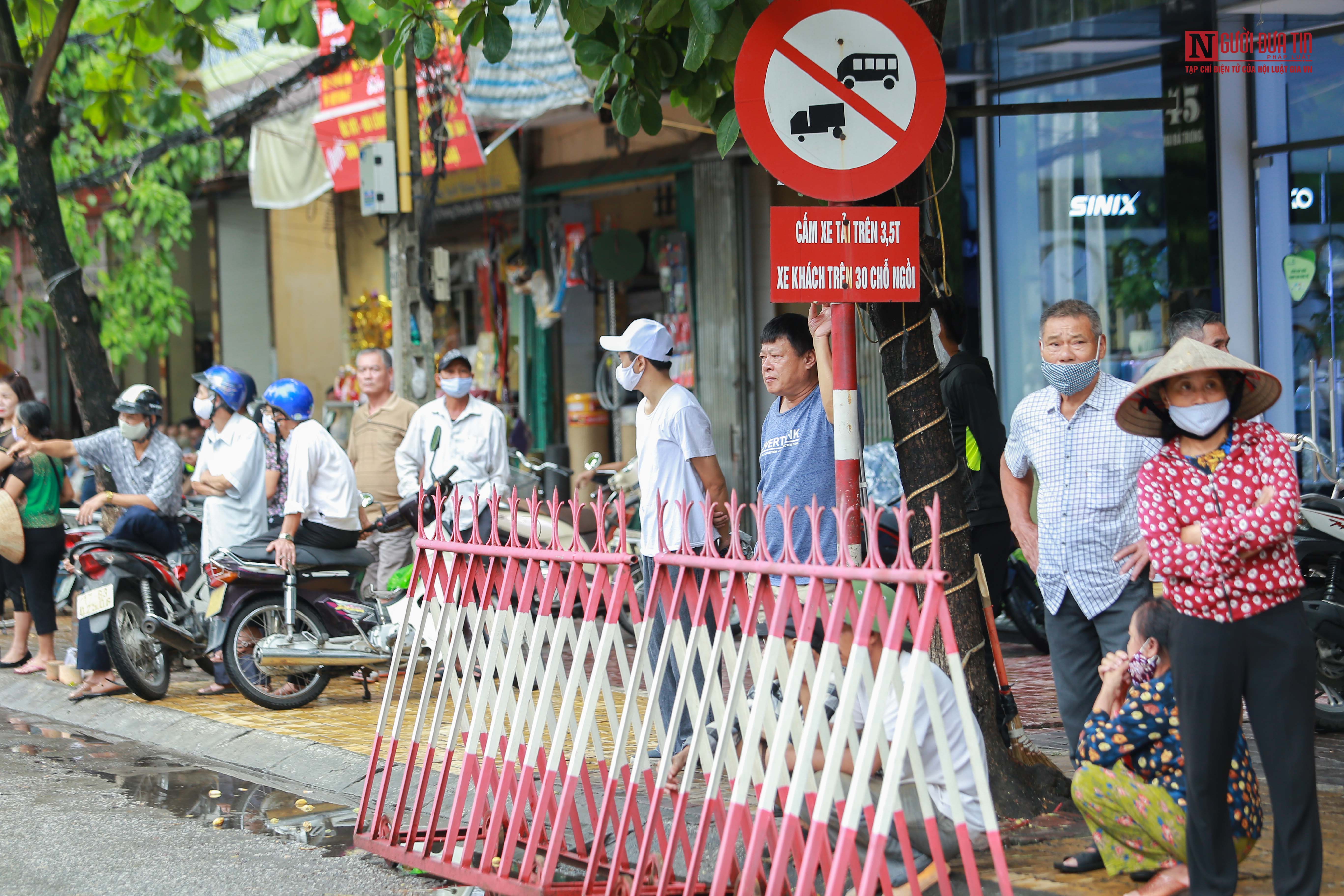 An ninh - Hình sự - Công an 'bao vây' áp giải Đường Nhuệ vào phòng xét xử, an ninh thắt chặt xung quanh khu vực tòa án (Hình 19).