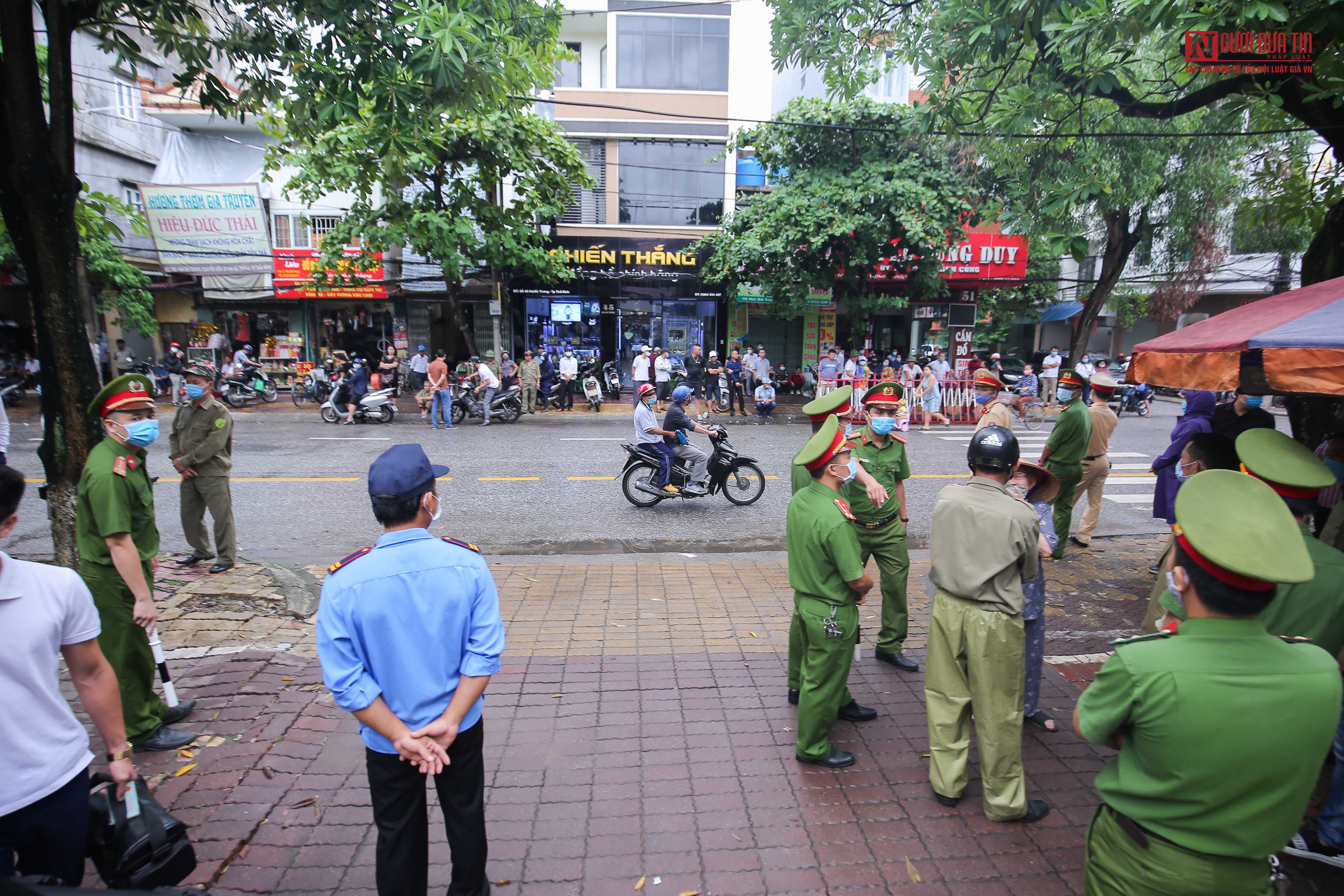 An ninh - Hình sự - Công an 'bao vây' áp giải Đường Nhuệ vào phòng xét xử, an ninh thắt chặt xung quanh khu vực tòa án (Hình 17).