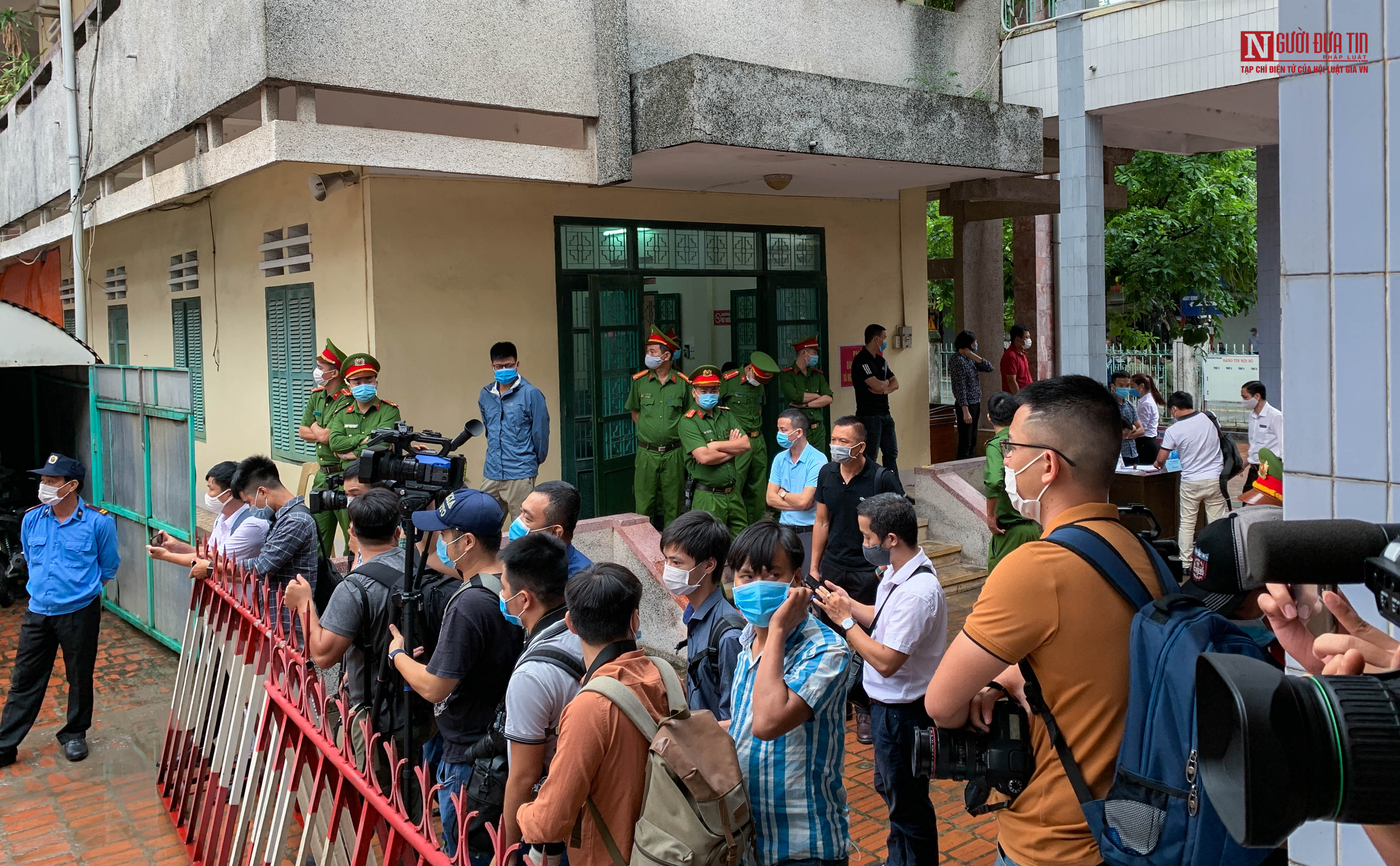 An ninh - Hình sự - Công an 'bao vây' áp giải Đường Nhuệ vào phòng xét xử, an ninh thắt chặt xung quanh khu vực tòa án (Hình 9).