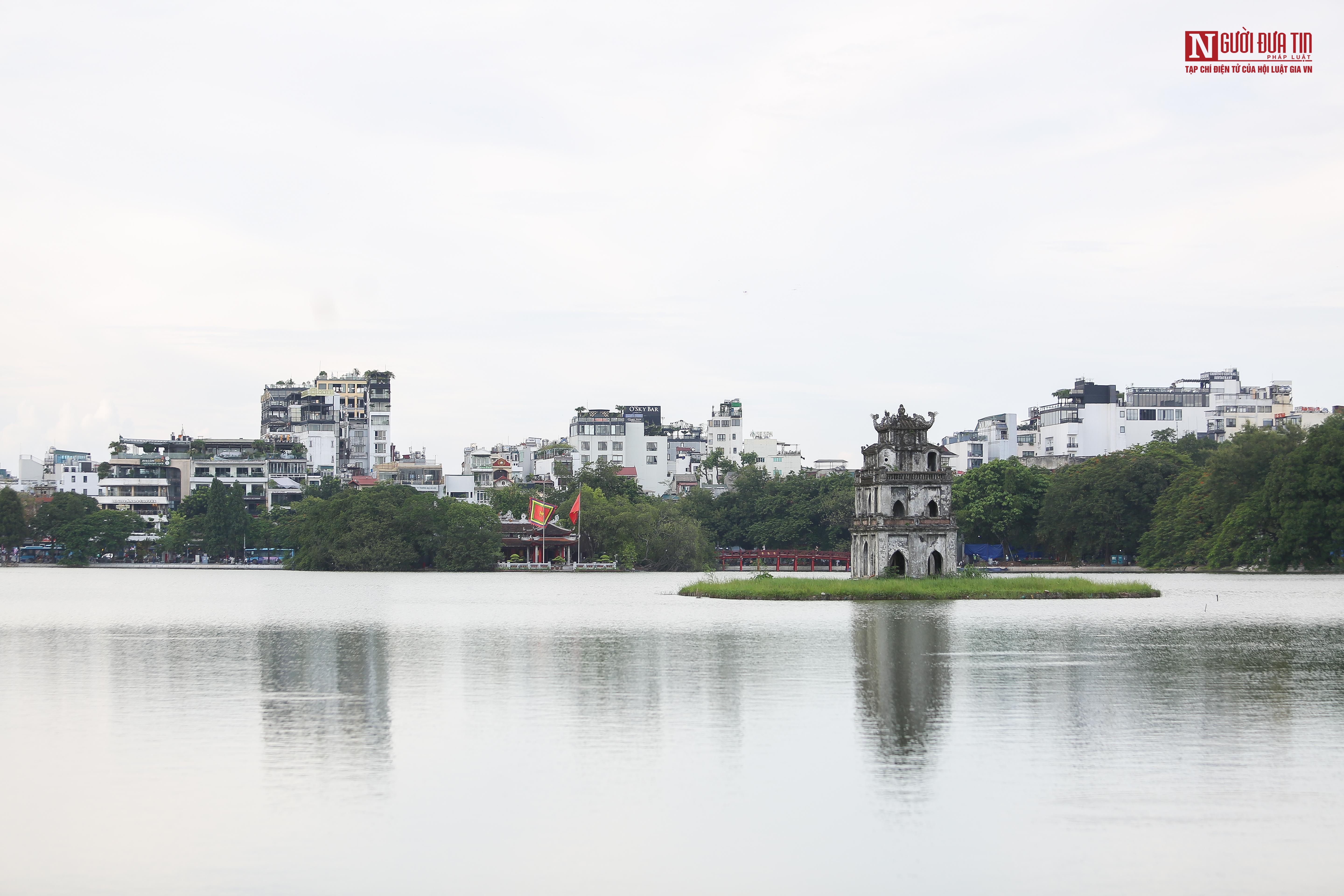 Tin nhanh - Công nhân gấp rút hoàn thiện vỉa hè xung quanh hồ Hoàn Kiếm (Hình 2).