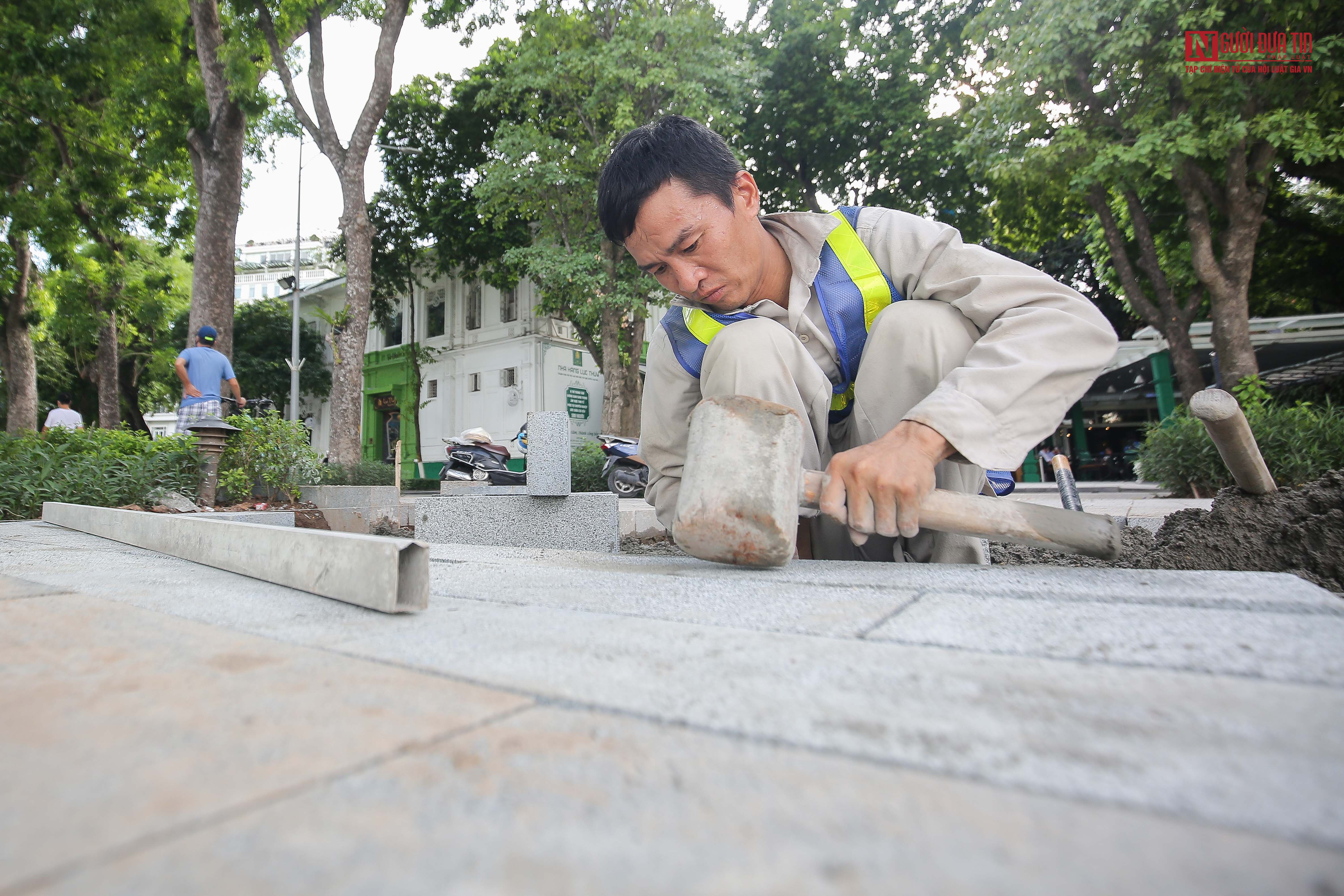 Tin nhanh - Công nhân gấp rút hoàn thiện vỉa hè xung quanh hồ Hoàn Kiếm (Hình 7).