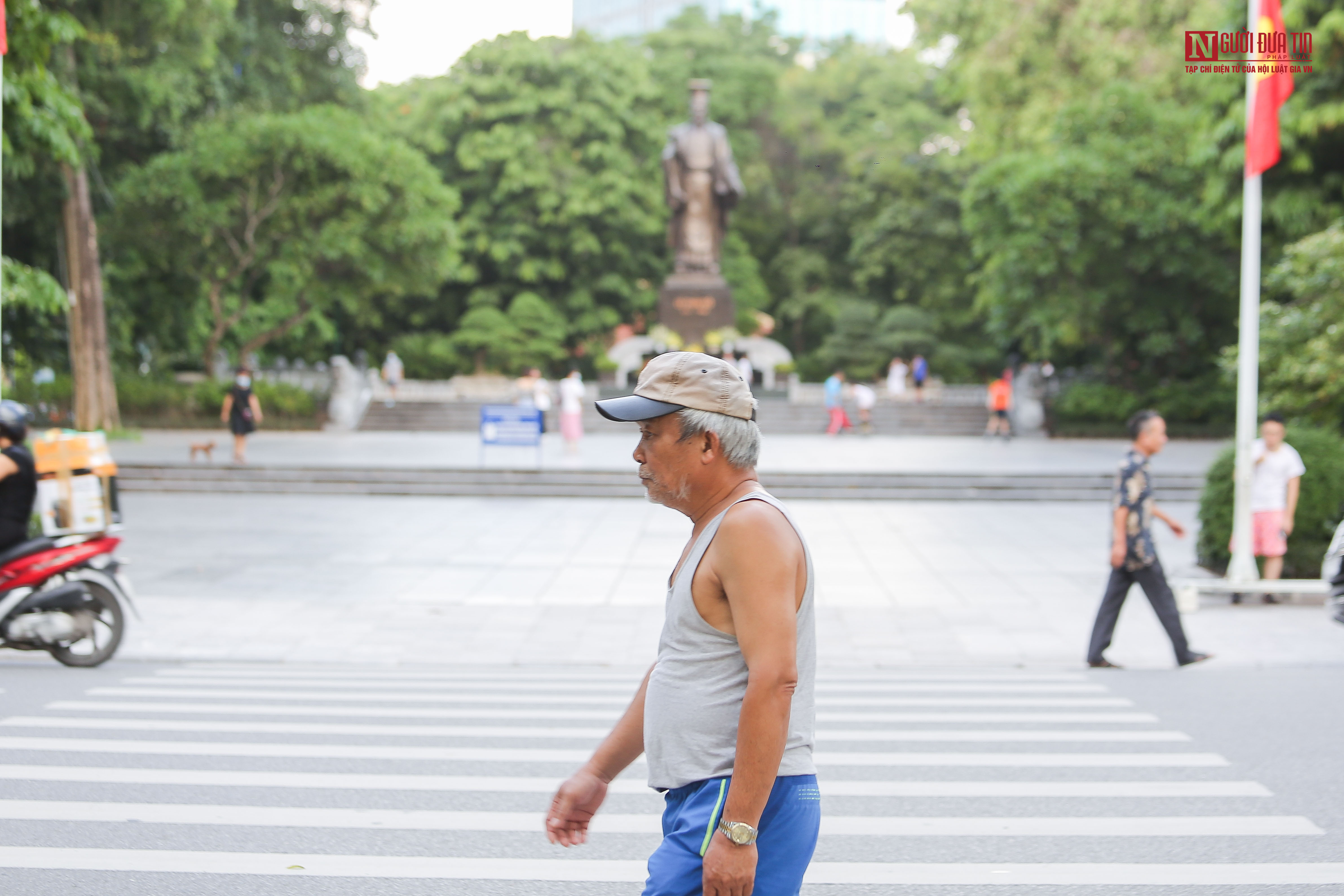 Tin nhanh - Hà Nội: Người dân thờ ơ với khuyến cáo không ra khỏi nhà khi không cần thiết (Hình 9).