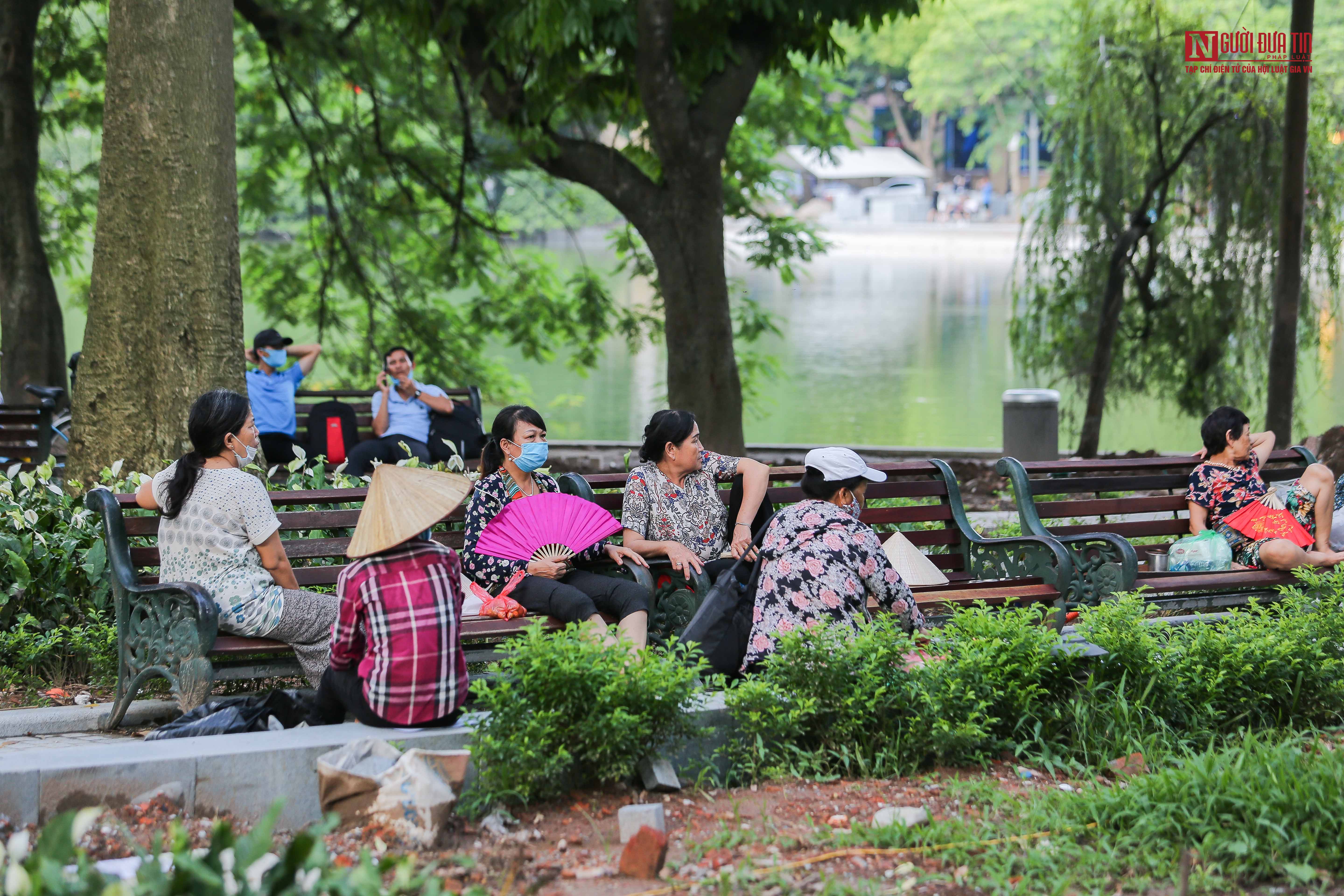 Tin nhanh - Hà Nội: Người dân thờ ơ với khuyến cáo không ra khỏi nhà khi không cần thiết (Hình 3).