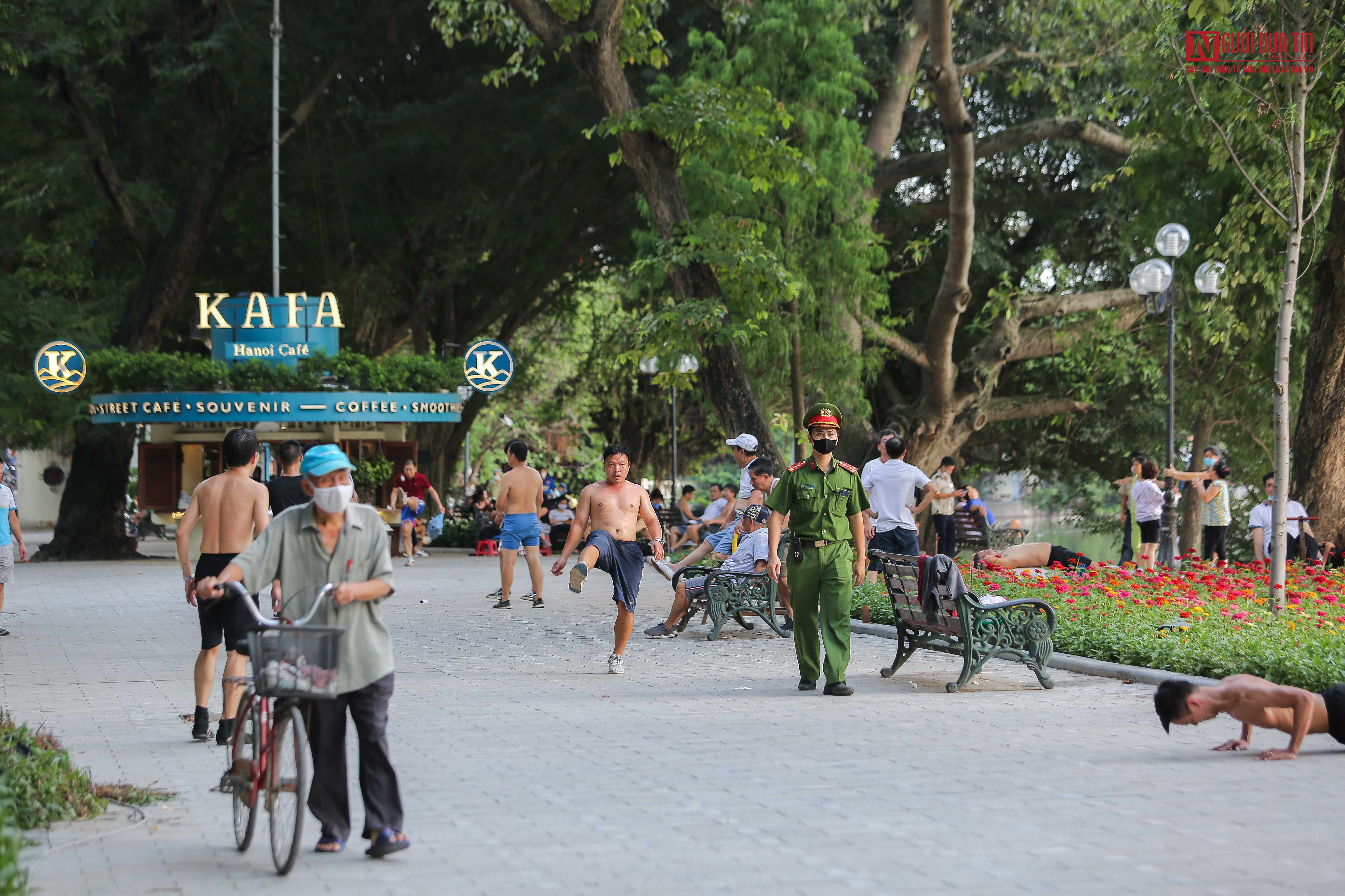 Tin nhanh - Hà Nội: Người dân thờ ơ với khuyến cáo không ra khỏi nhà khi không cần thiết (Hình 10).