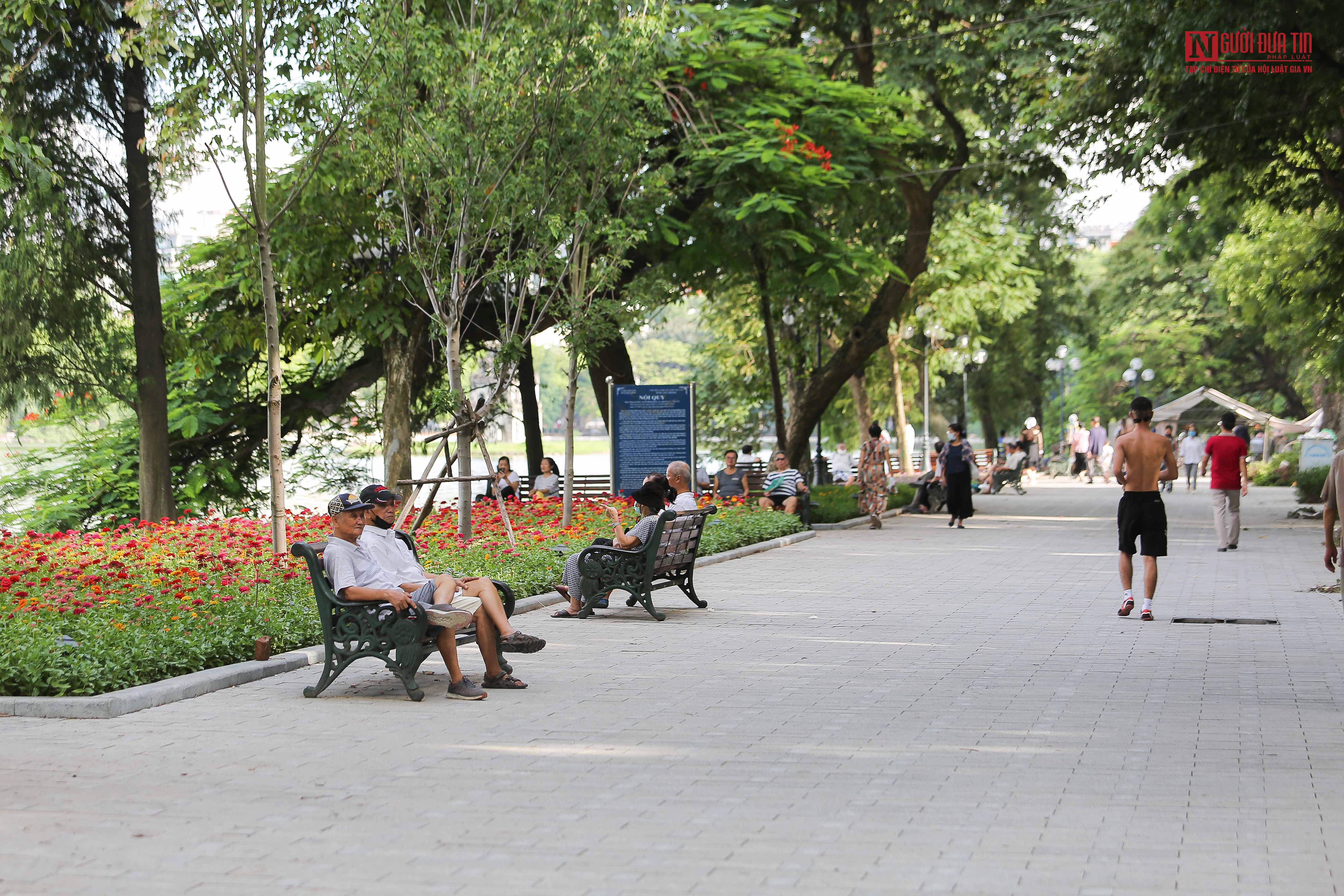 Tin nhanh - Công nhân gấp rút hoàn thiện vỉa hè xung quanh hồ Hoàn Kiếm (Hình 15).