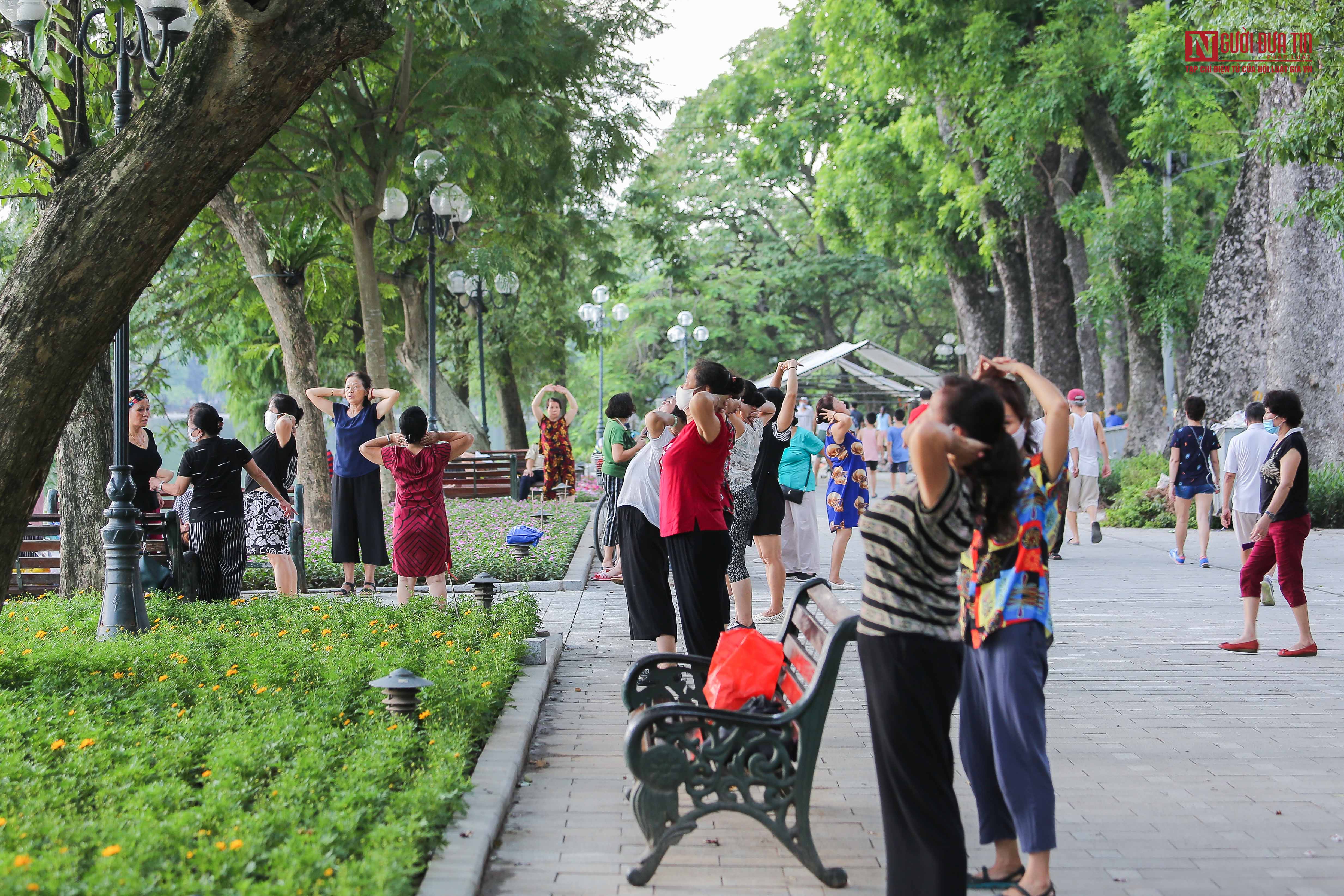 Tin nhanh - Hà Nội: Người dân thờ ơ với khuyến cáo không ra khỏi nhà khi không cần thiết (Hình 5).