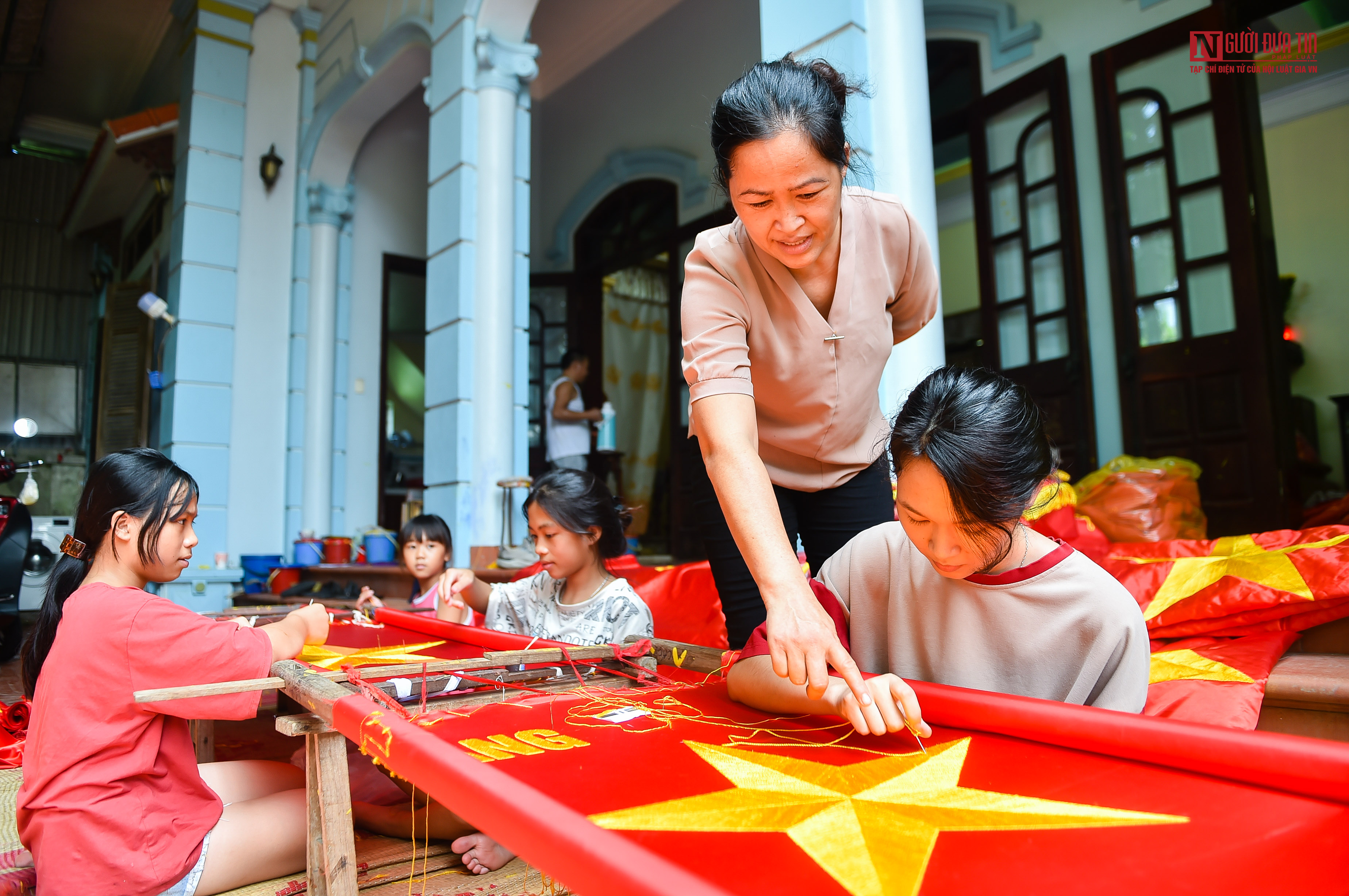 Tin nhanh - Cận cảnh hoạt động nhộn nhịp trong ngôi làng có hơn 70 năm làm cờ Tổ quốc  (Hình 9).