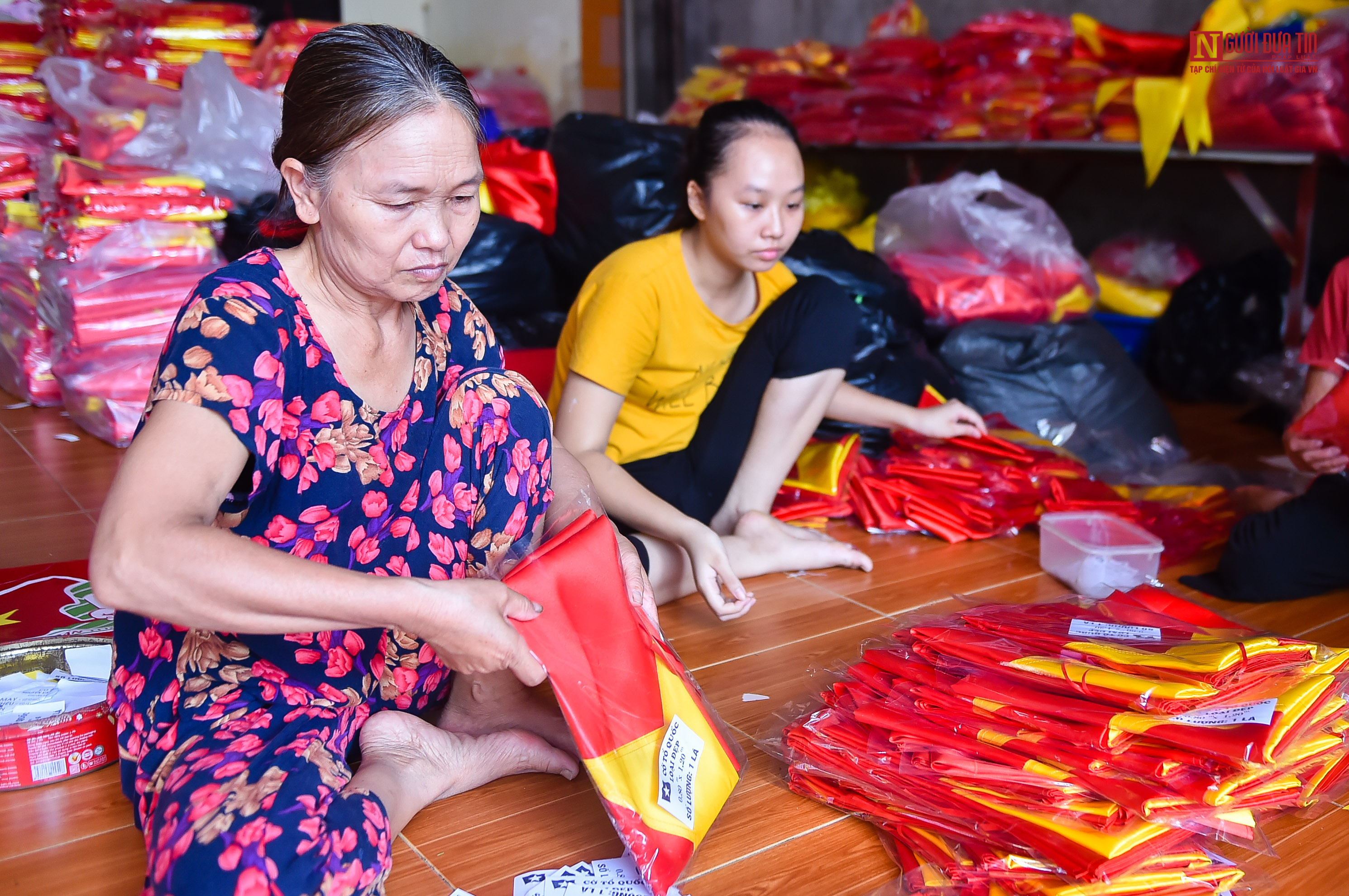 Tin nhanh - Cận cảnh hoạt động nhộn nhịp trong ngôi làng có hơn 70 năm làm cờ Tổ quốc  (Hình 14).