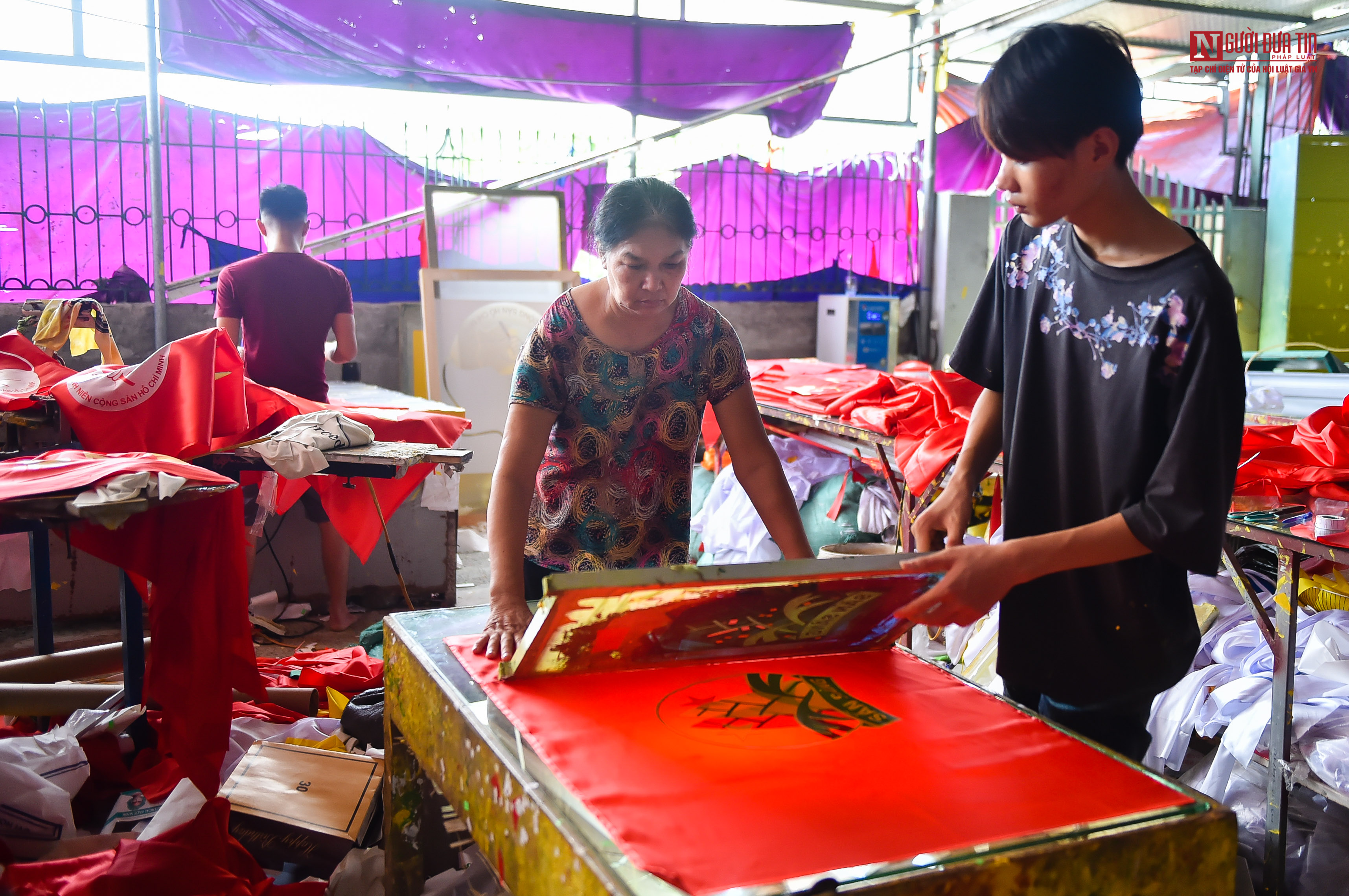 Tin nhanh - Cận cảnh hoạt động nhộn nhịp trong ngôi làng có hơn 70 năm làm cờ Tổ quốc  (Hình 5).