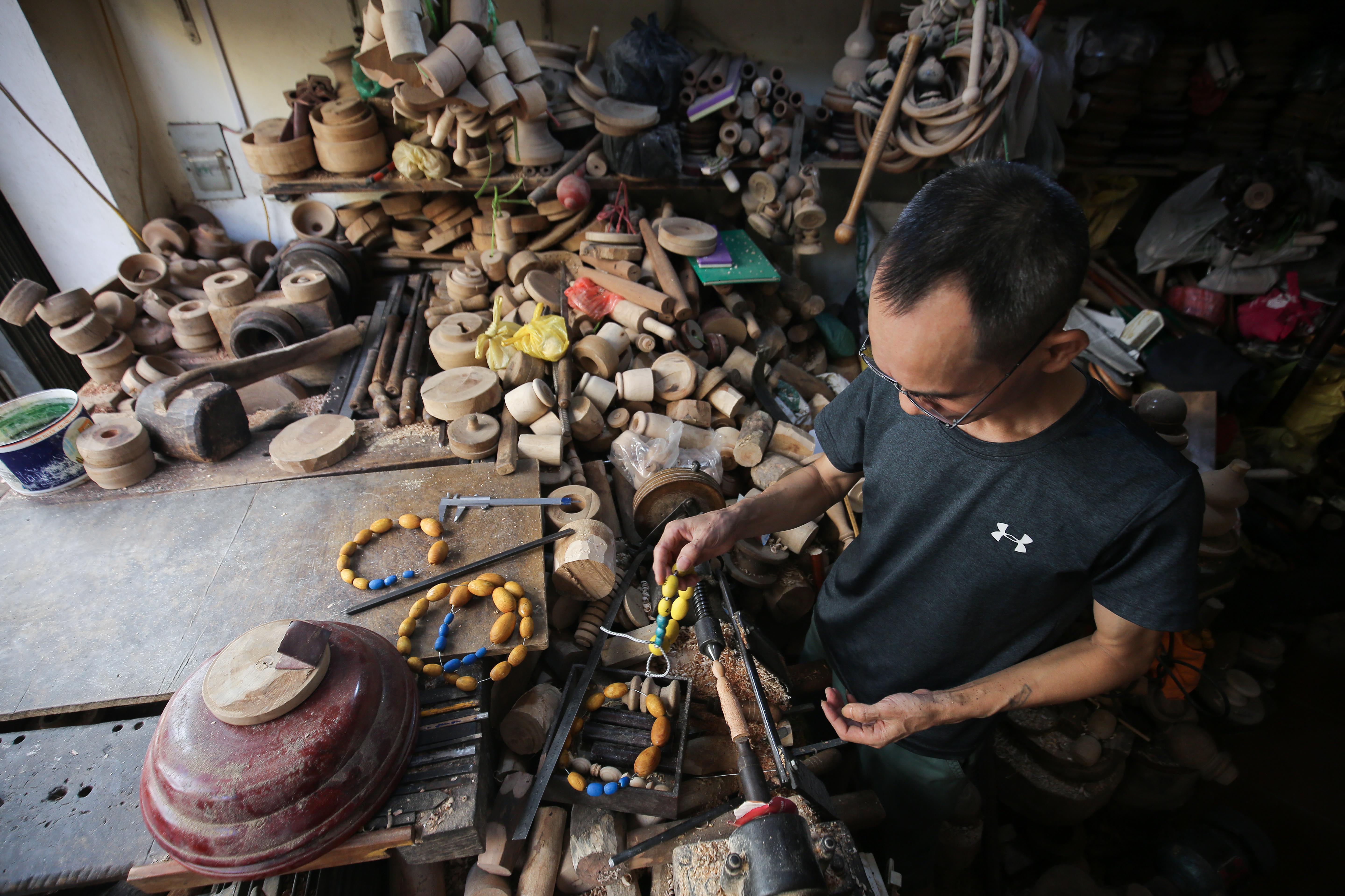 Tin nhanh - Cận cảnh công việc của người thợ tiện cuối cùng trên “phố mộc” Hà thành (Hình 2).