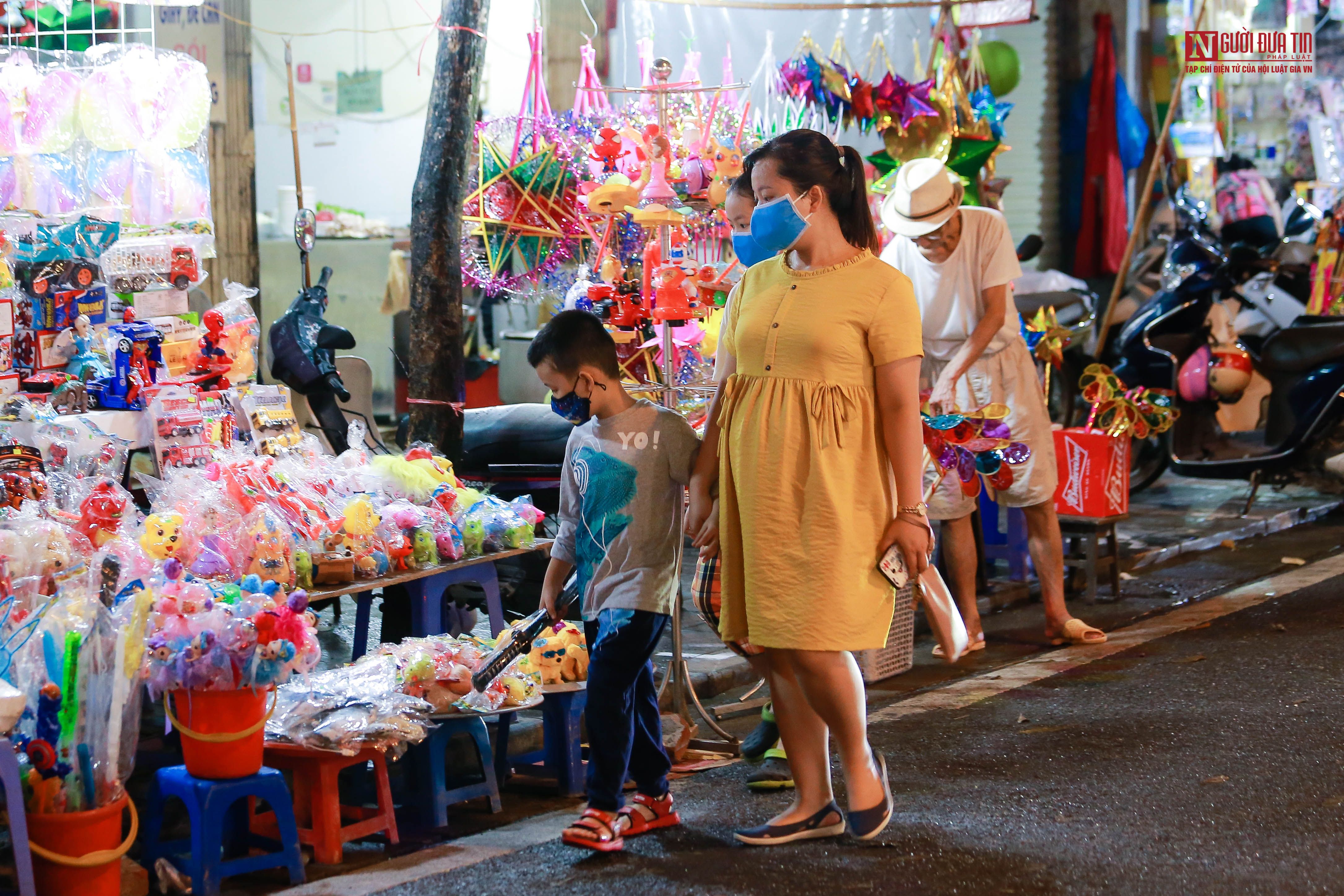 Dân sinh - Trung thu sớm ở phố Hàng Mã (Hình 14).