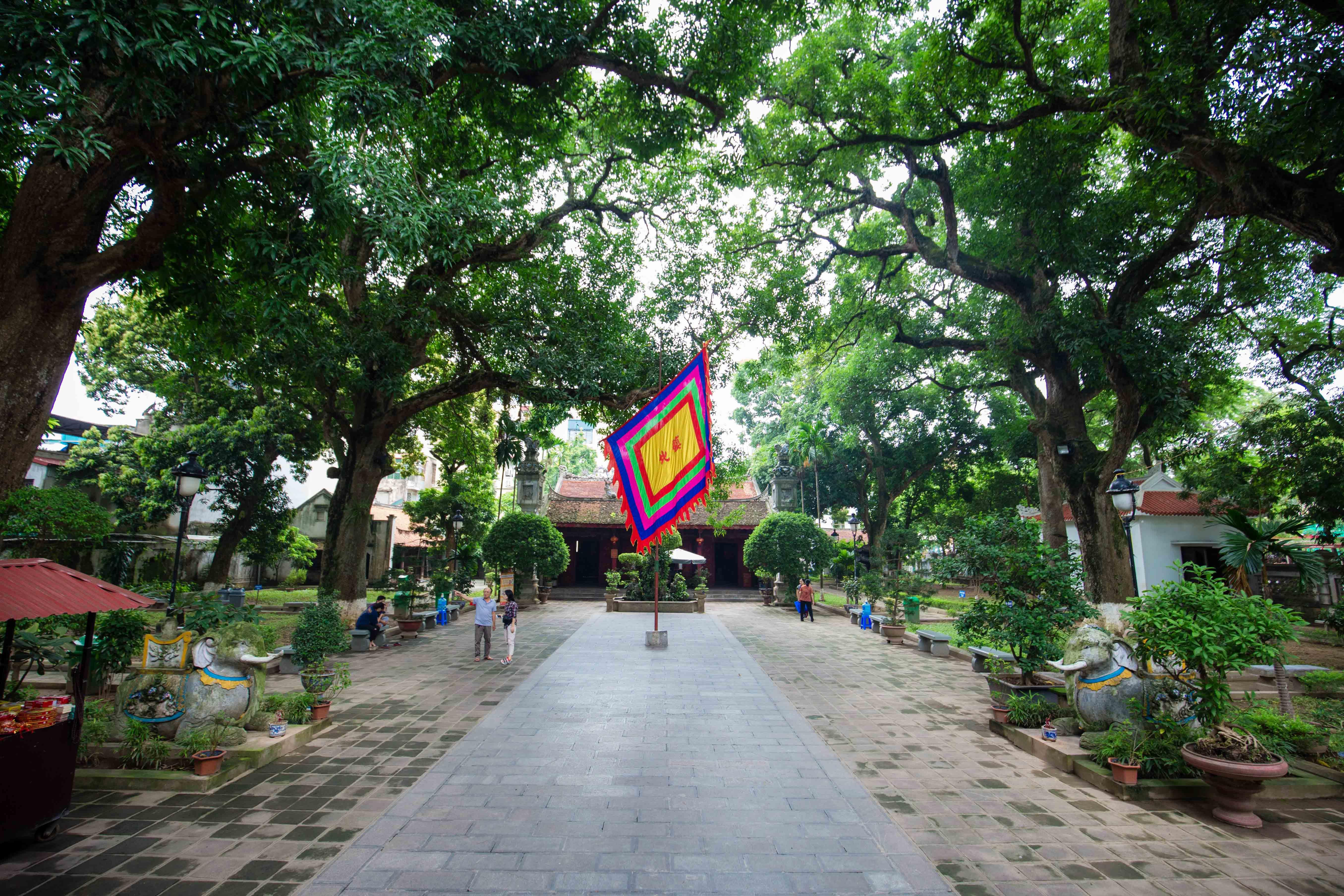 Văn hoá - Bên trong đền Quán Thánh, một trong bốn ngôi đền “Thăng Long Tứ Trấn” (Hình 2).