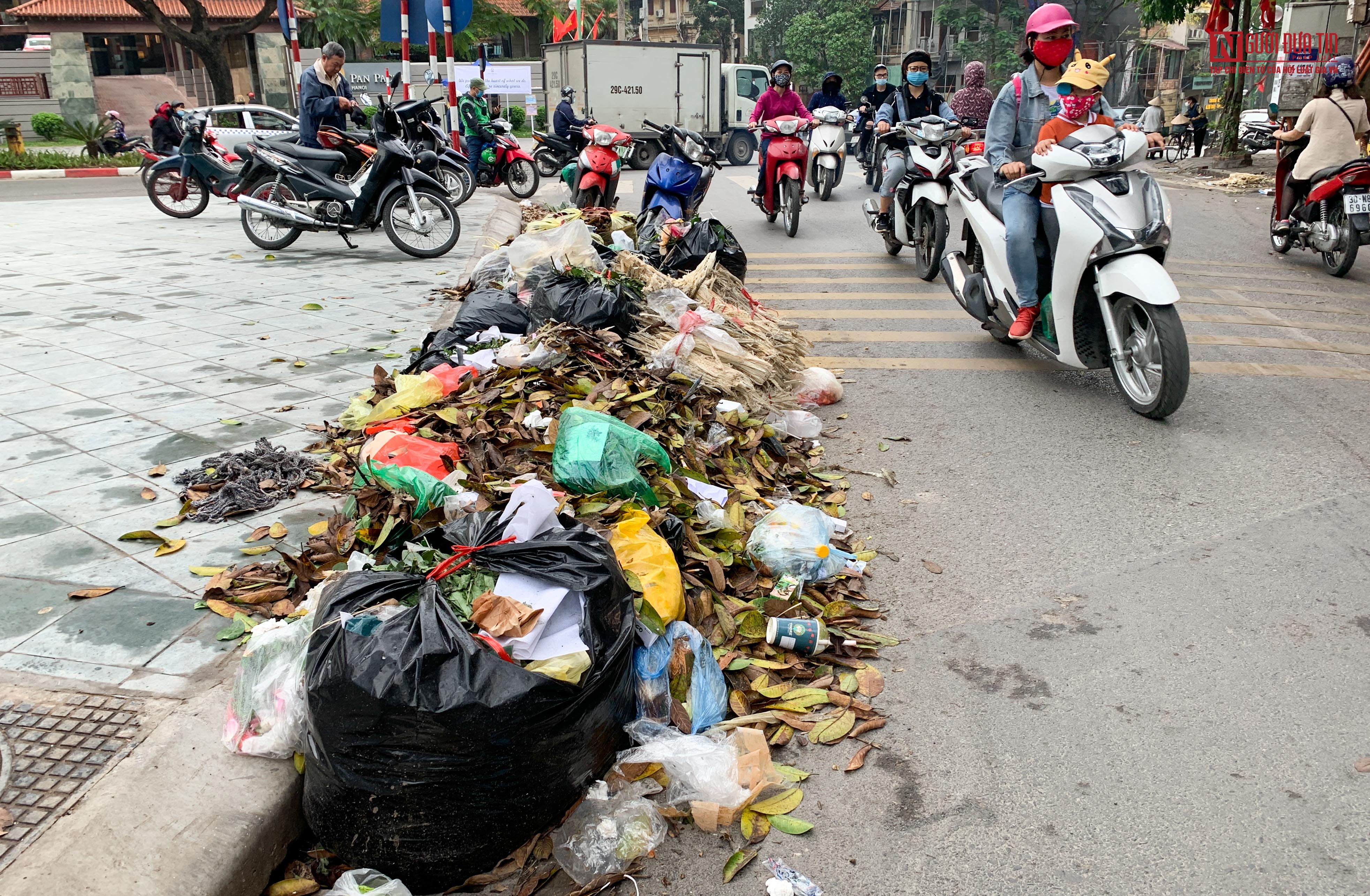 Dân sinh - Năng lực nhà thầu yếu kém, phường Yên Phụ tràn ngập rác thải (Hình 8).