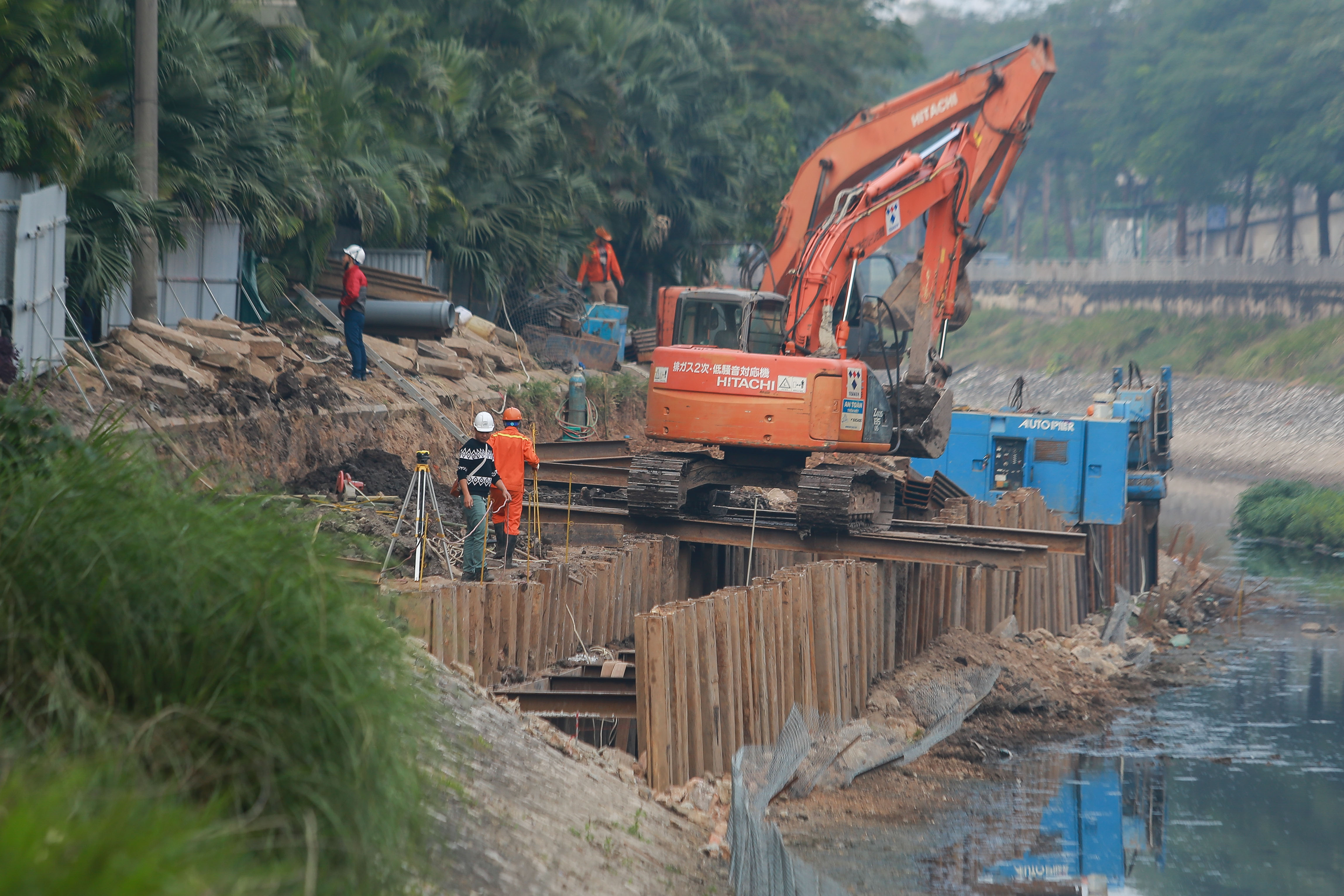 Tin nhanh - Toàn cảnh công trường xây dựng cống bao thu gom nước thải ra sông Tô Lịch (Hình 3).