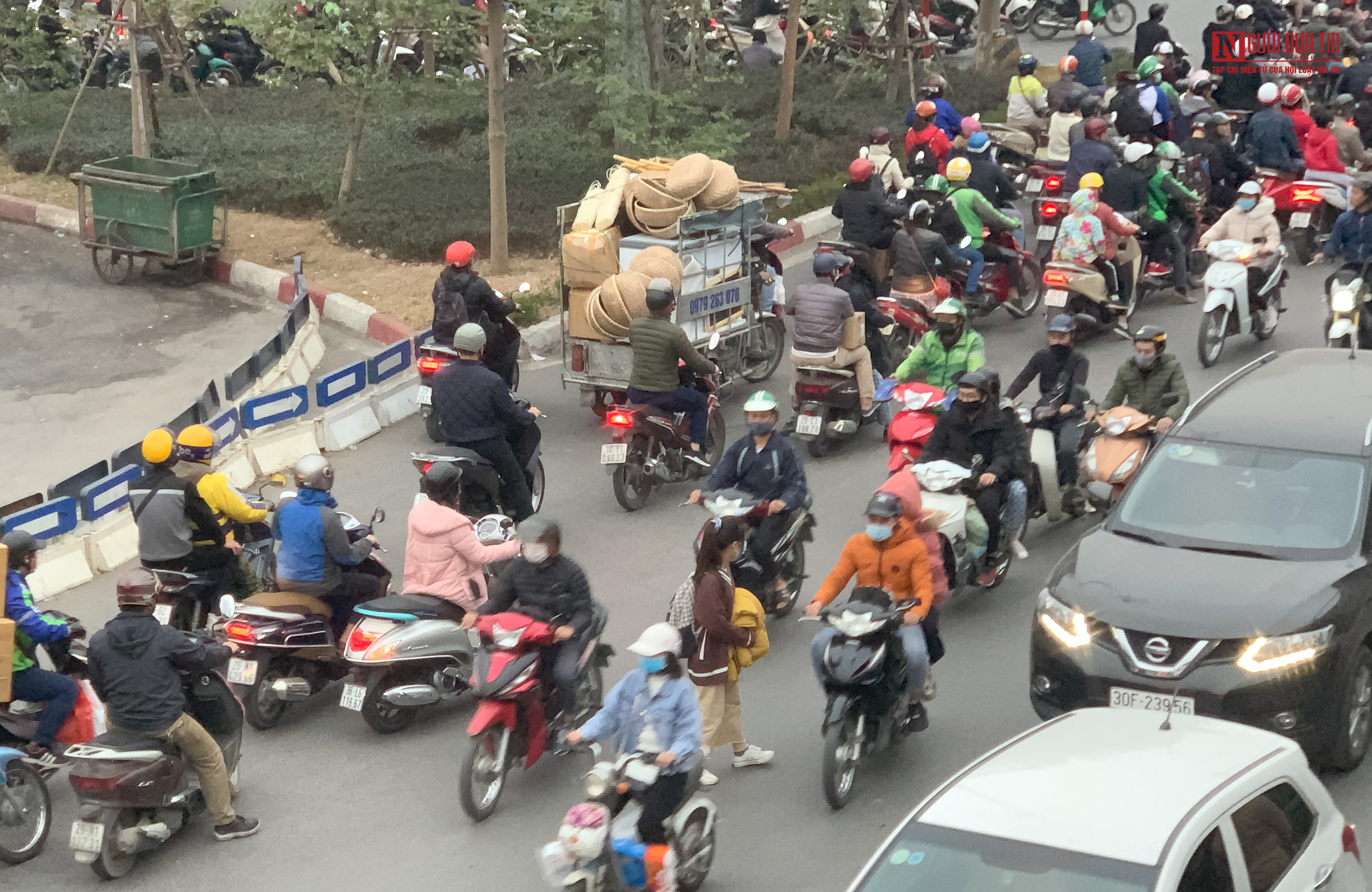 Tin nhanh - Hà Nội: Bất chấp nguy hiểm dòng xe nối đuôi nhau đi ngược chiều (Hình 4).