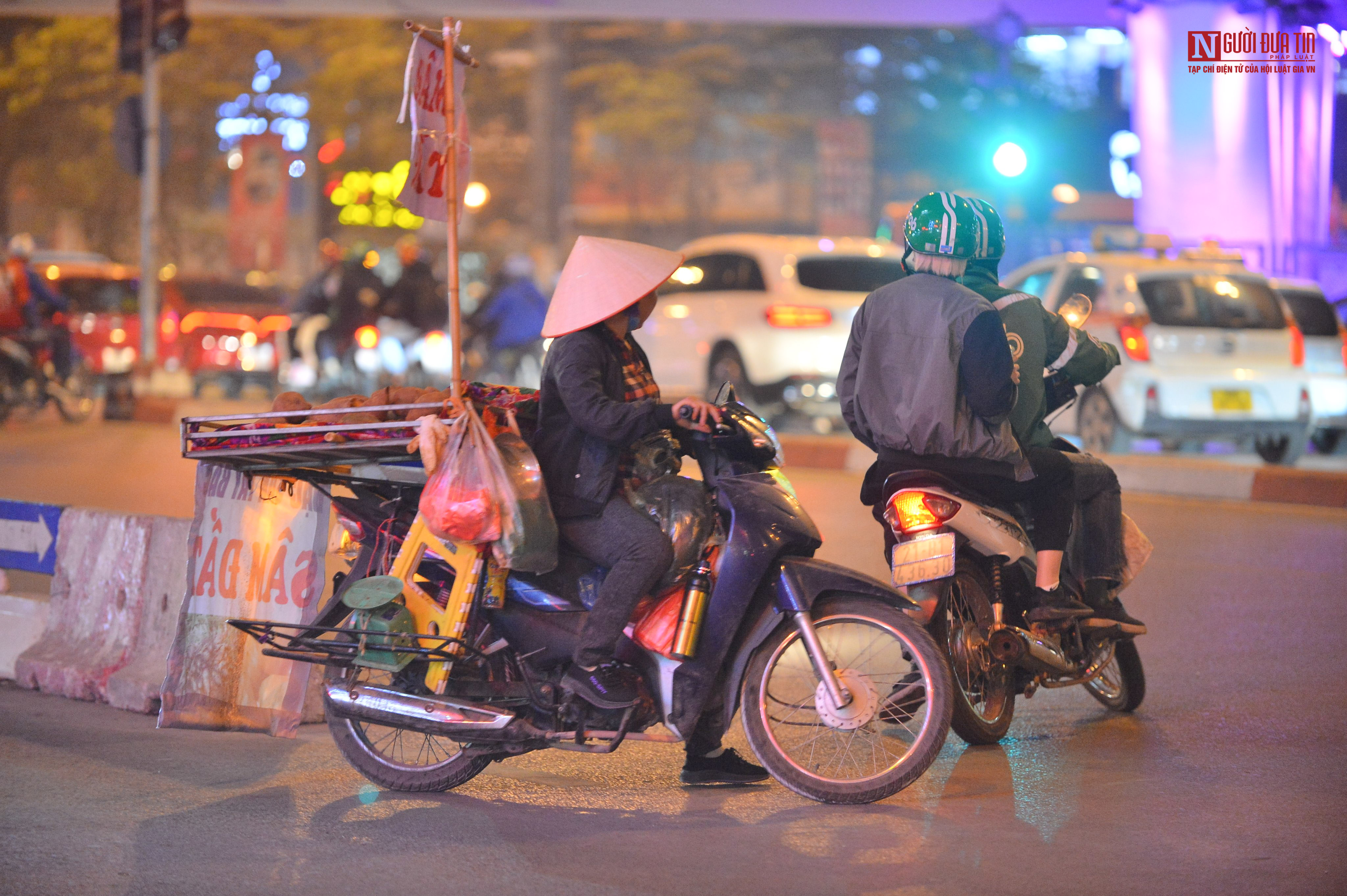 Tin nhanh - Hà Nội: Bất chấp nguy hiểm dòng xe nối đuôi nhau đi ngược chiều (Hình 8).