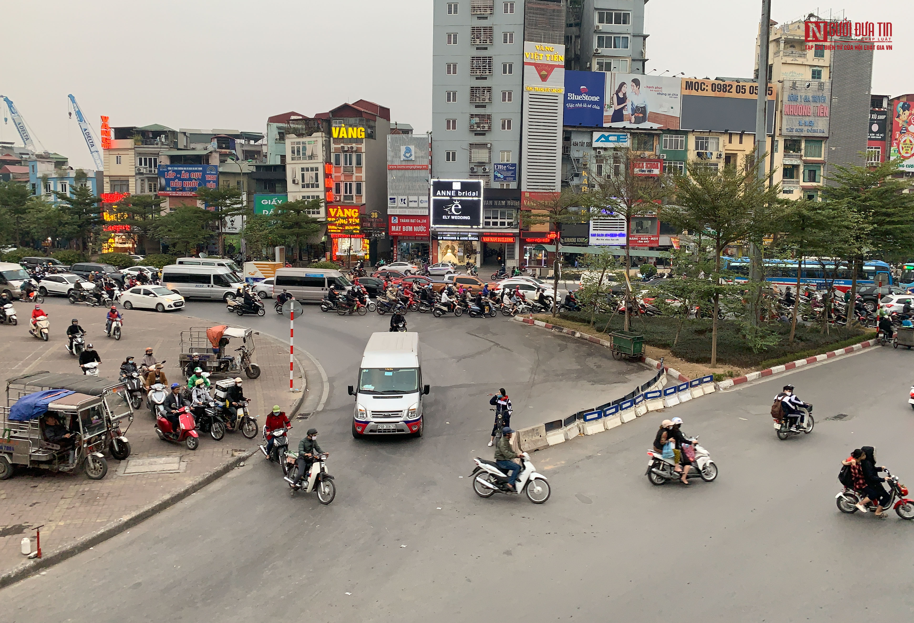 Tin nhanh - Hà Nội: Bất chấp nguy hiểm dòng xe nối đuôi nhau đi ngược chiều (Hình 2).