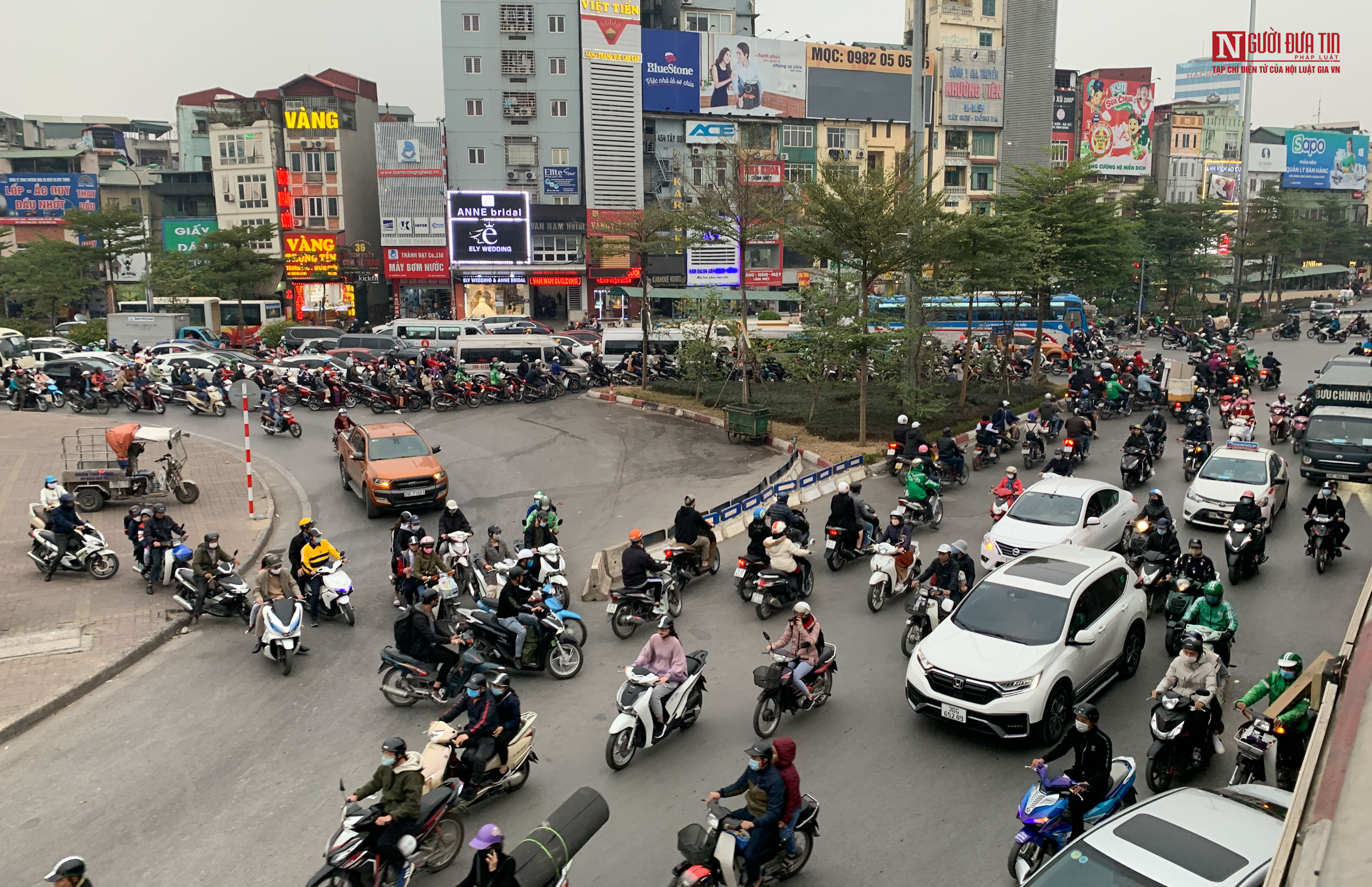 Tin nhanh - Hà Nội: Bất chấp nguy hiểm dòng xe nối đuôi nhau đi ngược chiều